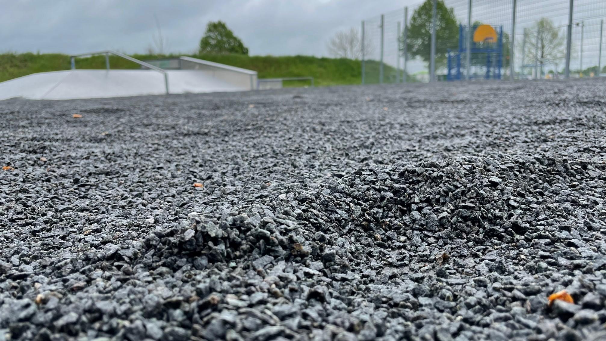 Skaterpark voller Rollsplitt freigeschaufelt Der Skaterpark war vollständig mit Rollsplitt zugeschüttet.