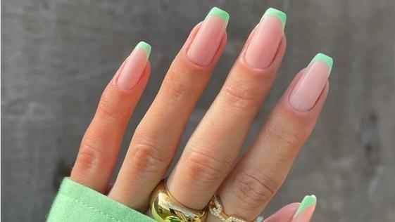 Das ist der Nageltrend im Sommer 2021 Bunte French Nails