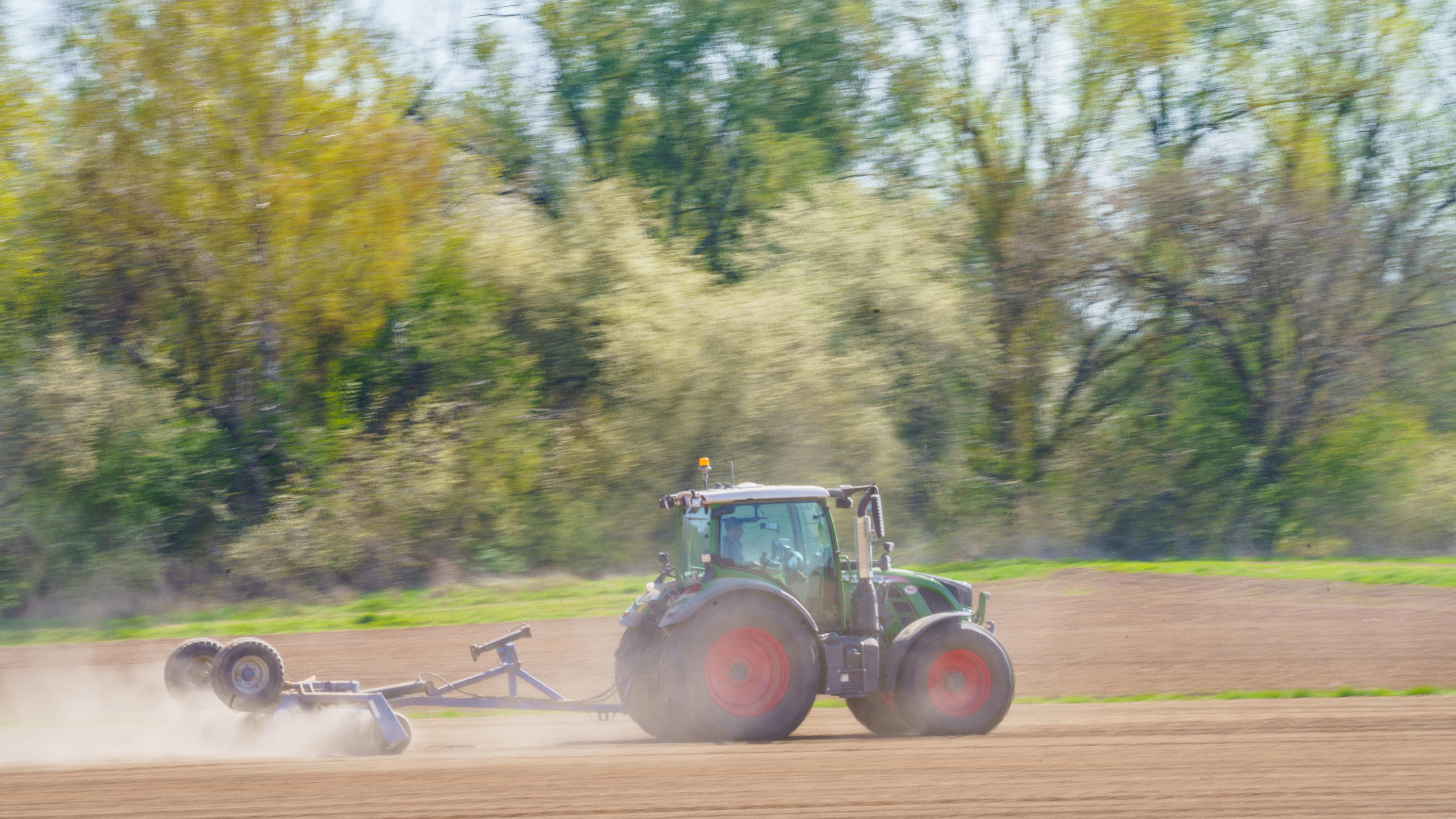 Neues Klimaschutzgesetz zu CO2-Kosten & Co.: Das steht drin! 23.04.2021, Hessen, Groß-Zimmern: Die Anbaufläche des Betriebes «Petra Fritsch Landwirtschaft» wird nach der Sojaeinsaat nachverdichtet. Der landwirtschaftliche Betreib baut genfreies Soja an. (zu dpa: «Soja-Anbau in Hessen stark zugenommen - Batteri
