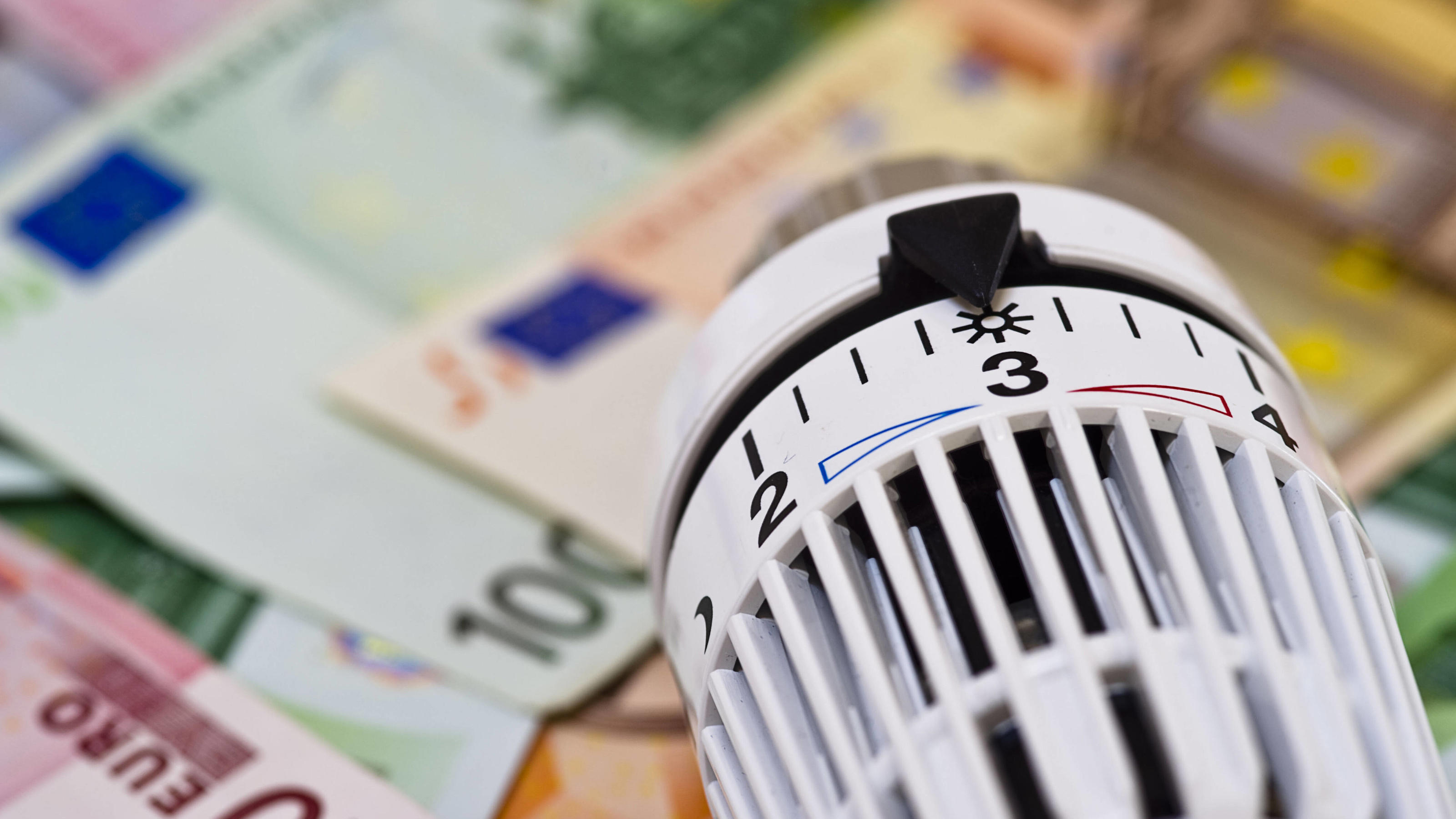 Neues Klimaschutzgesetz zu CO2-Kosten & Co.: Das steht drin! Symbolfoto Energiekosten - Heizungsventil mit Euro-Banknoten, Deutschland heater with Euro bills, Germany BLWS634194 *** Symbol photo Energy costs heating valve with Euro bills, Germany heater with Euro bills, Germany BLWS634194 Copyright: xblickwin