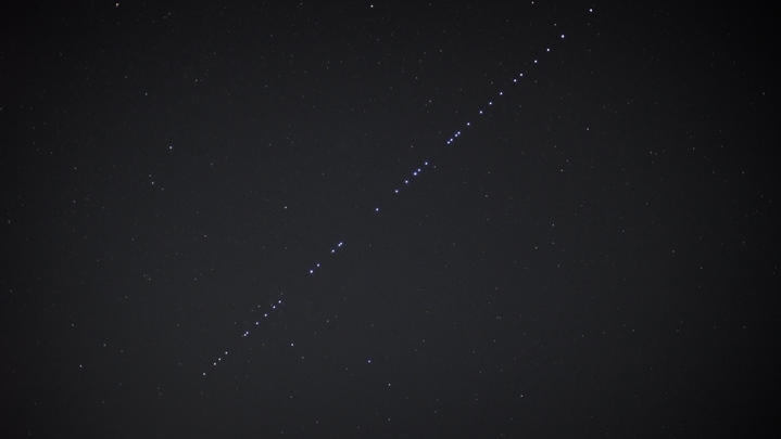 Starlink-Satelliten von Elon Musk könnten Ozonschicht der Erde gefährden starlink train sh 2020 08 13-02 720