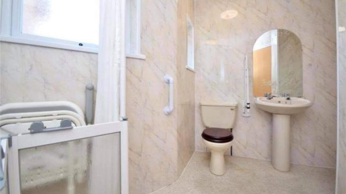 Über 900 Euro gespart: Diese DIY-Renovierung ist der Hammer Renovierungsbedürftiges Badezimmer