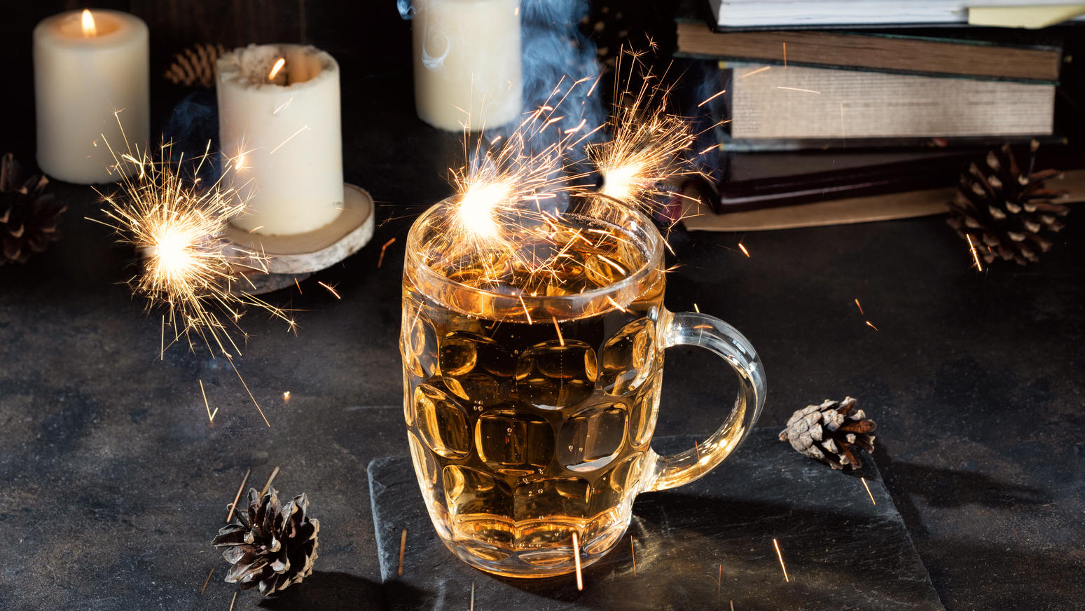 Harry-Potter-Fans aufgepasst! Hier gibt's bald original Butterbier vom Fass Butterbier, Kerzen, Rauch