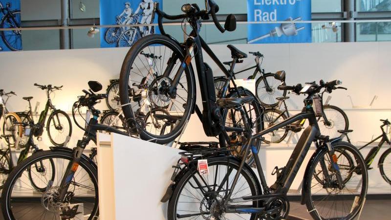 Lieferengpässe bei Lidl, Aldi, dm & Co.: Das steckt dahinter Verschiedene Modelle von Elektro-Fahrrädern sind in einem Fahrrad-Geschäft ausgestellt. Foto: Philipp Brandstädter/dpa/Archiv
