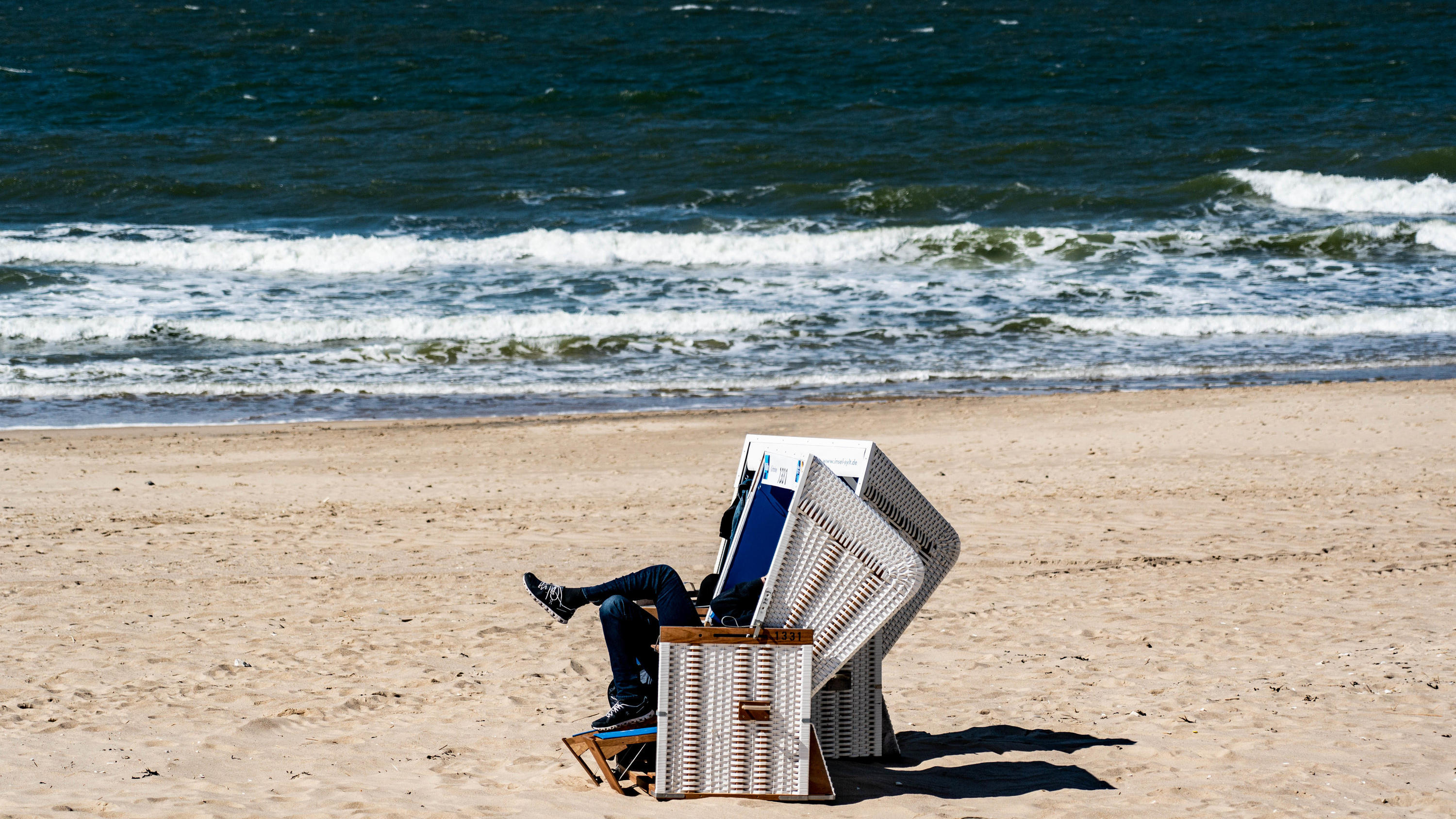 Sommerwetter in Europa: Hier gibt es jetzt 30 Grad und mehr Ein Strandkorb am Strand von Sylt. Zwar schein die Sonne, aber es geht auch ein kühles Lüftchen.