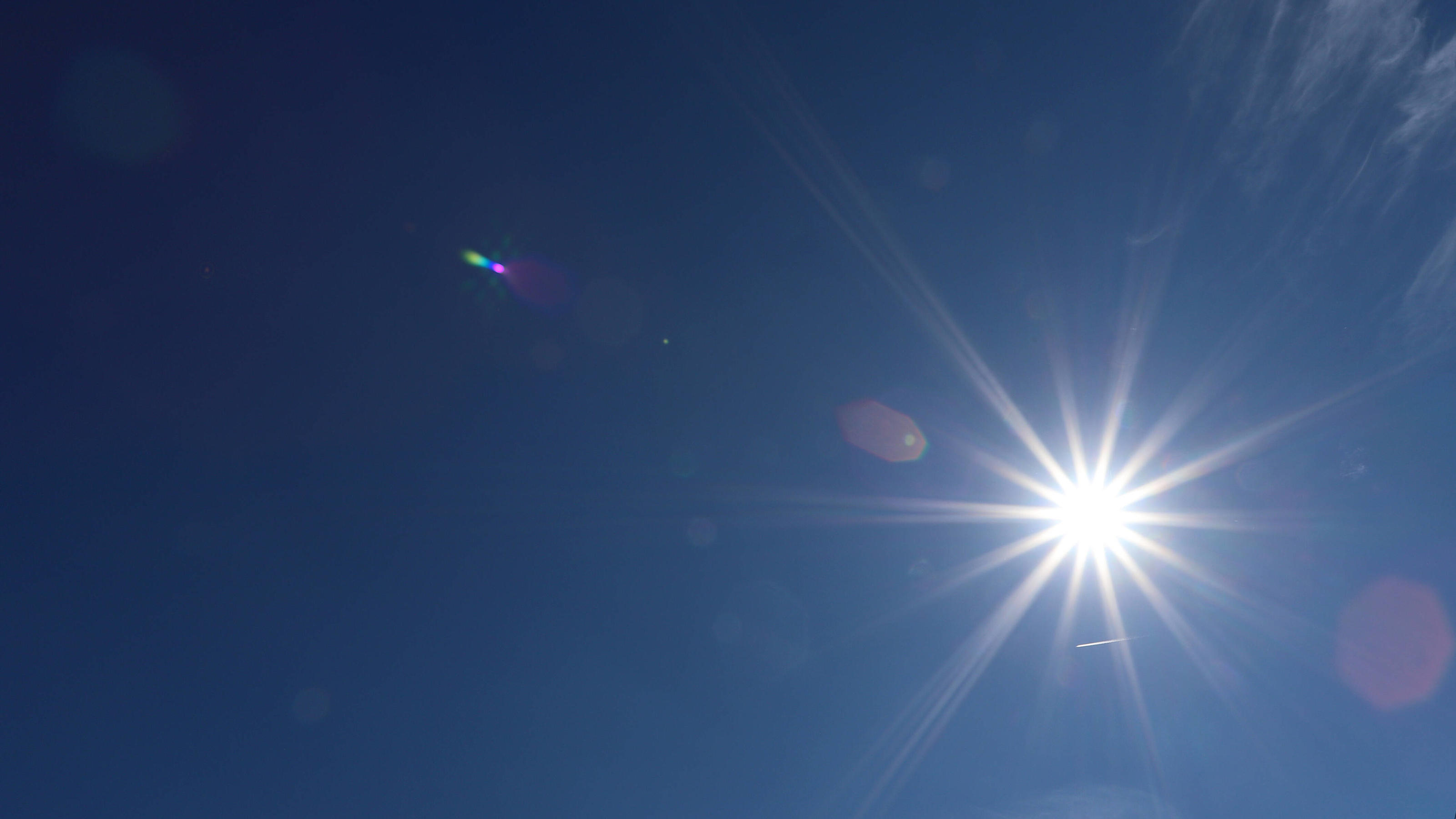 Sommerwetter in Europa: Hier gibt es jetzt 30 Grad und mehr Das Bild zeigt die strahlende Sonne am blauen Himmel.