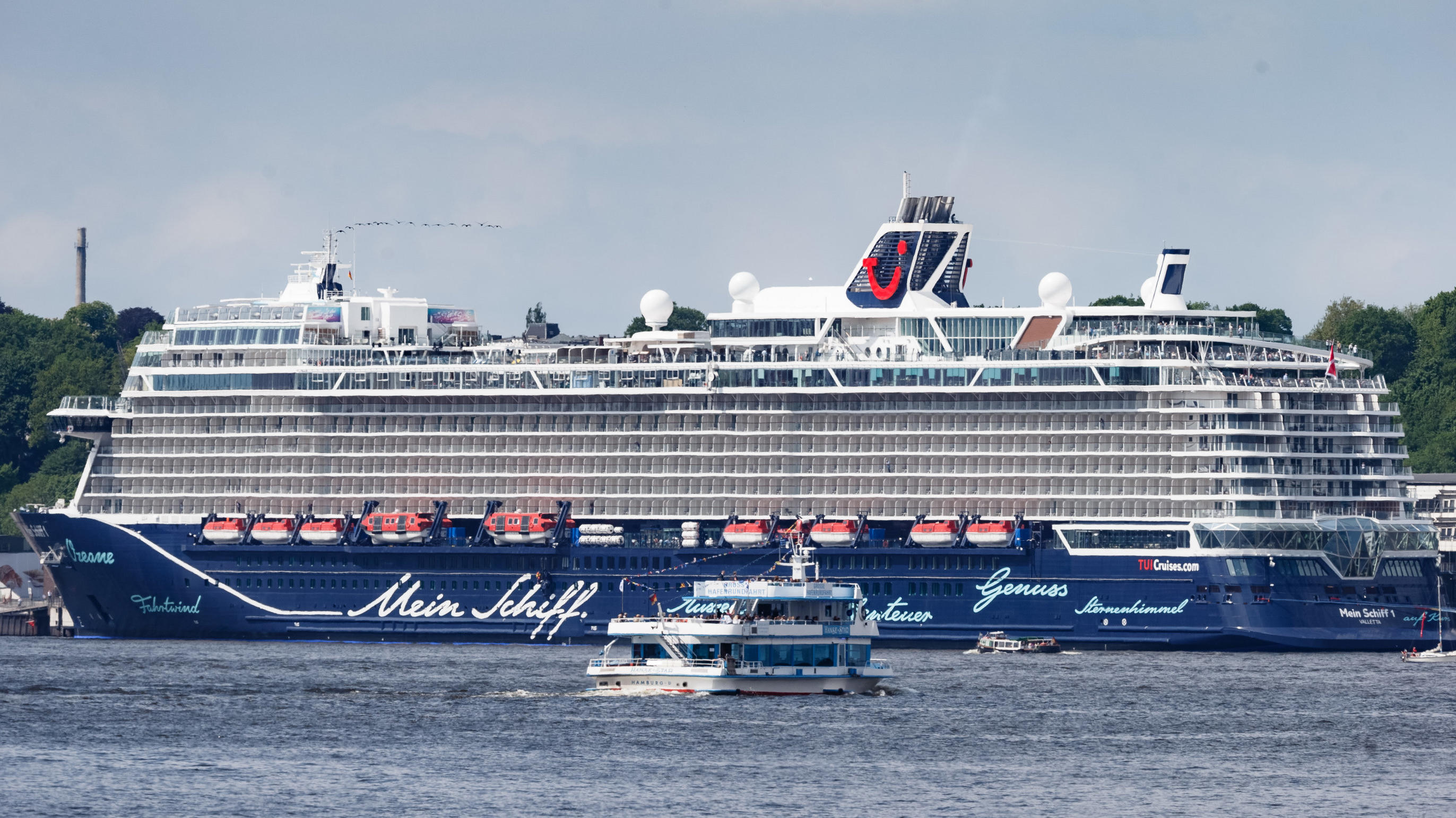 Kreuzfahrten 2021: Was die großen Reedereien für den Saison-Start planen ARCHIV - 11.05.2018, Hamburg: Das Kreuzfahrtschiffschiff «Mein Schiff 1» der Hamburger Reederei Tui Cruises liegt am Fährterminal Altona. Das Schiff startet am 22.5. in Kiel zur ersten Kreuzfahrt 2021. (Zu dpa: «