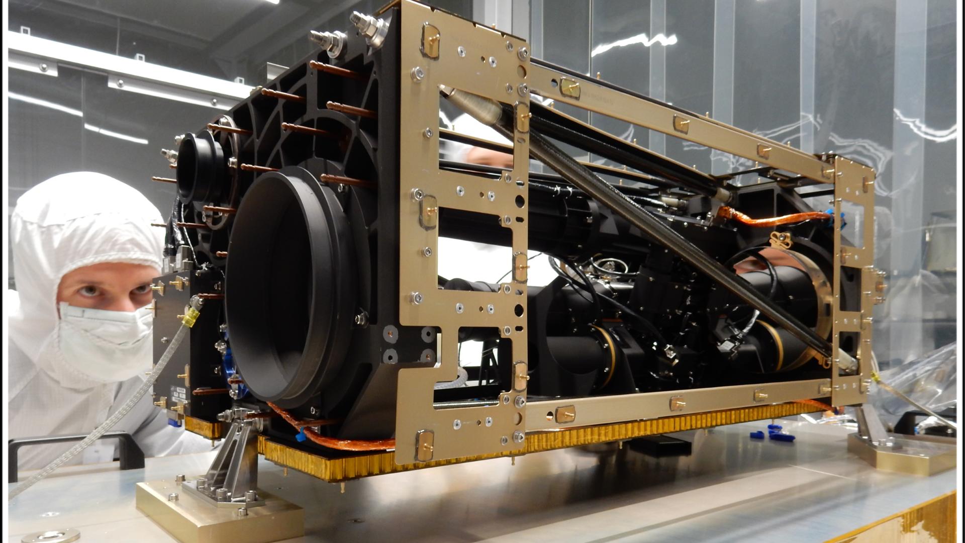 Solar Orbiter sendet Video von Sonnenwinden Wissenschaftler arbeitet an einem der Instrumente des Solar Orbiters