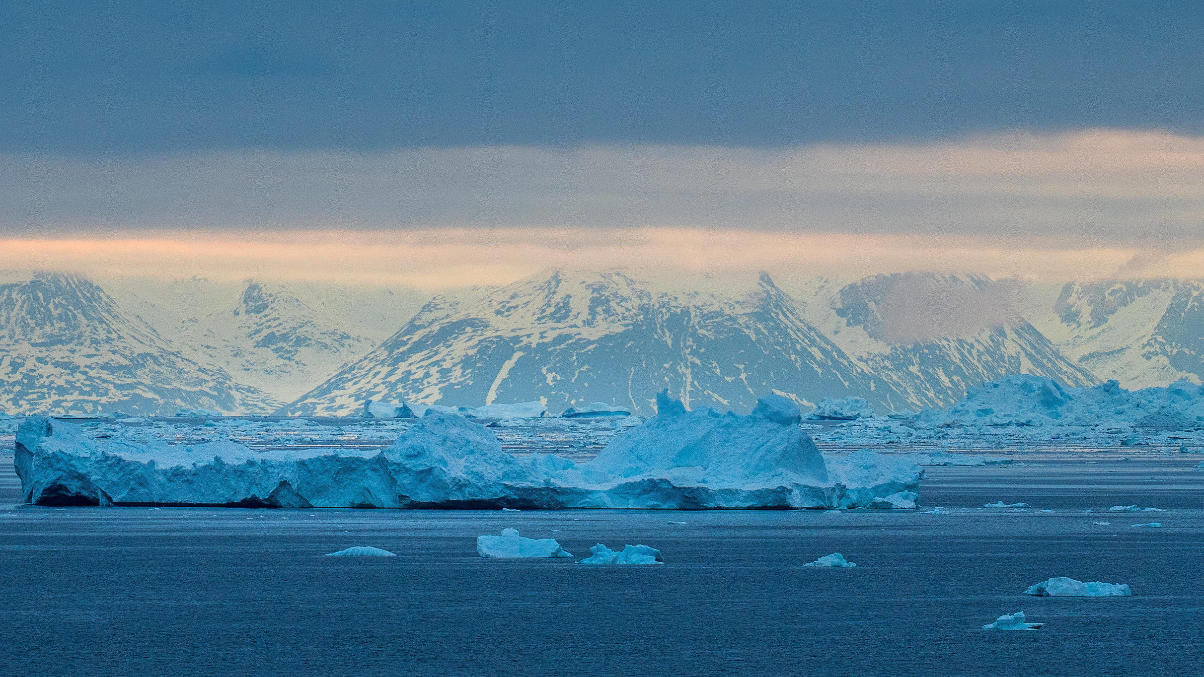 Grönländisches Eis aus dem Gleichgewicht - das Abschmelzen verstärkt sich Eisberge in der Nähe von Ilulissat, in Grönland.
