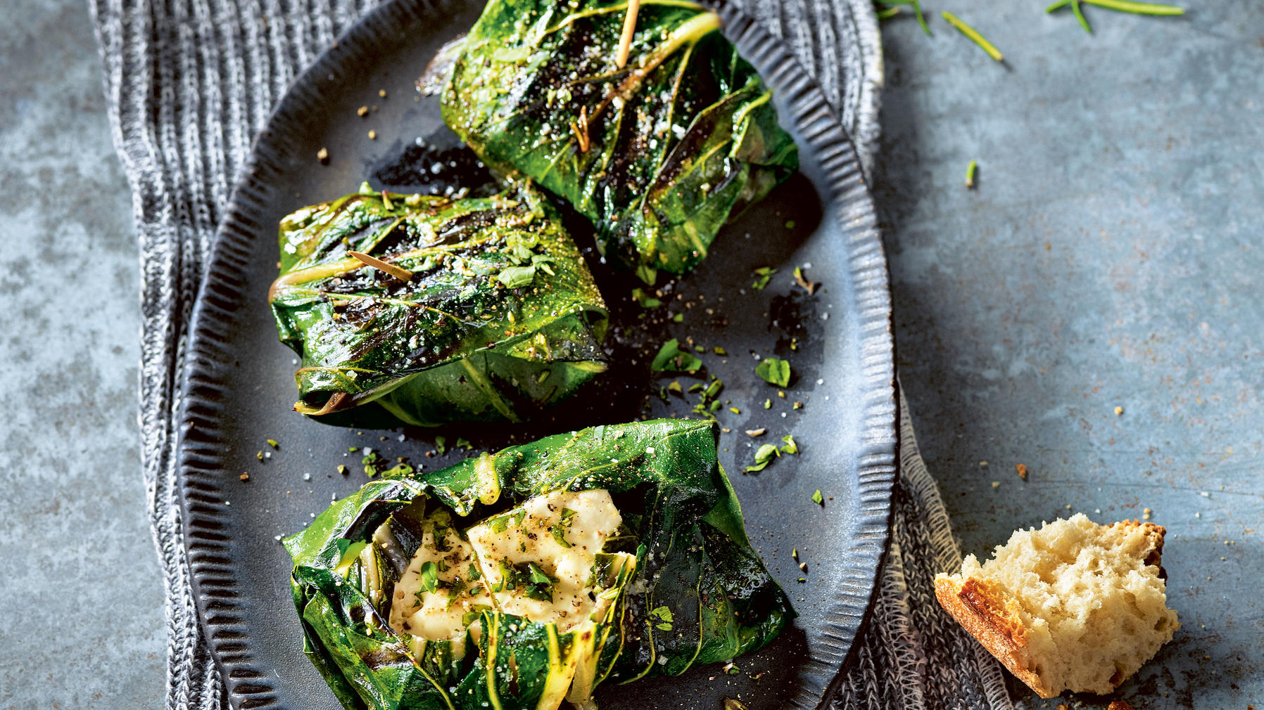 100 Prozent Grill-Spaß ohne Fleisch: 3 superschnelle vegetarische Rezepte Schafskäse im Mangoldblatt von The BossHoss
