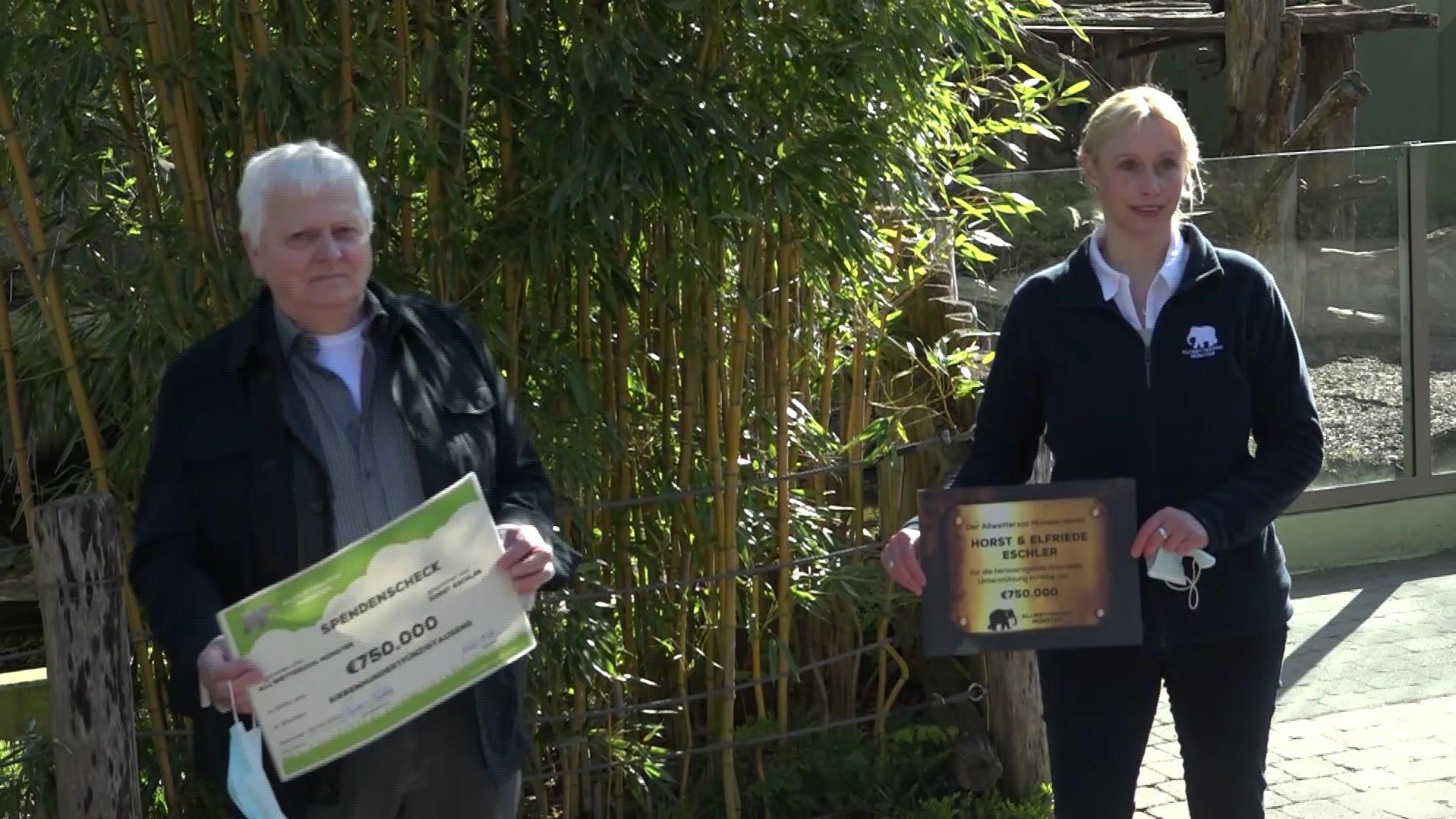 Eine Million Euro für Flutopfer - das ist der edle Spender Horst Eschler bei der Übergabe seiner ersten Spende an den Allwetterzoo Münster
