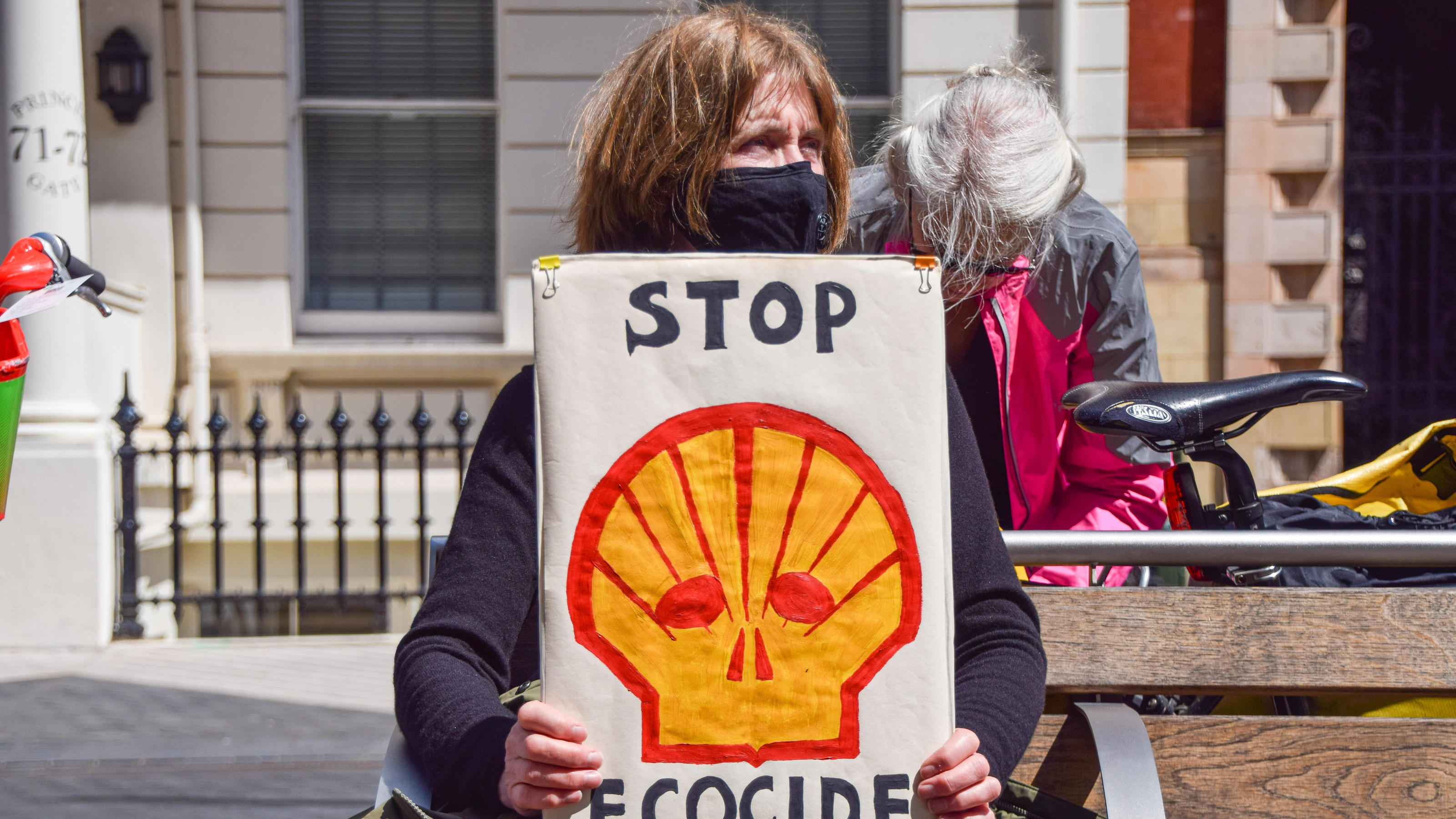 Ölriese Shell wird per Gerichtsurteil zu mehr Klimaschutz verdonnert May 19, 2021, London: Eine Umweltaktivistin demonstriert gegen Shell.