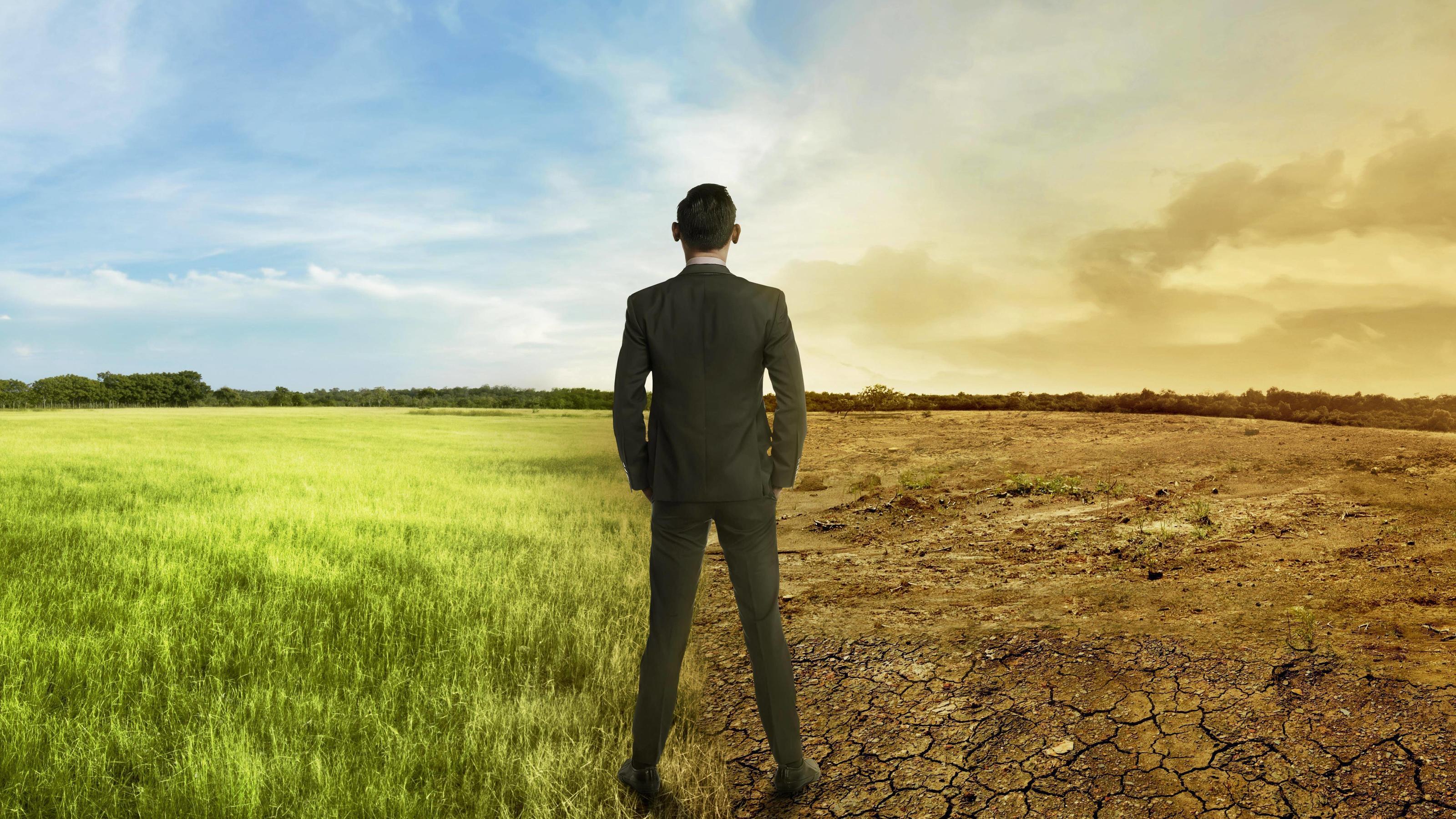 Einfluss des Menschen schlimmer als Asteroiden-Einschlag Asian businessman standing between different climate Copyright: xh9imagesx Panthermedia22019597 ,model released, Symbolfoto