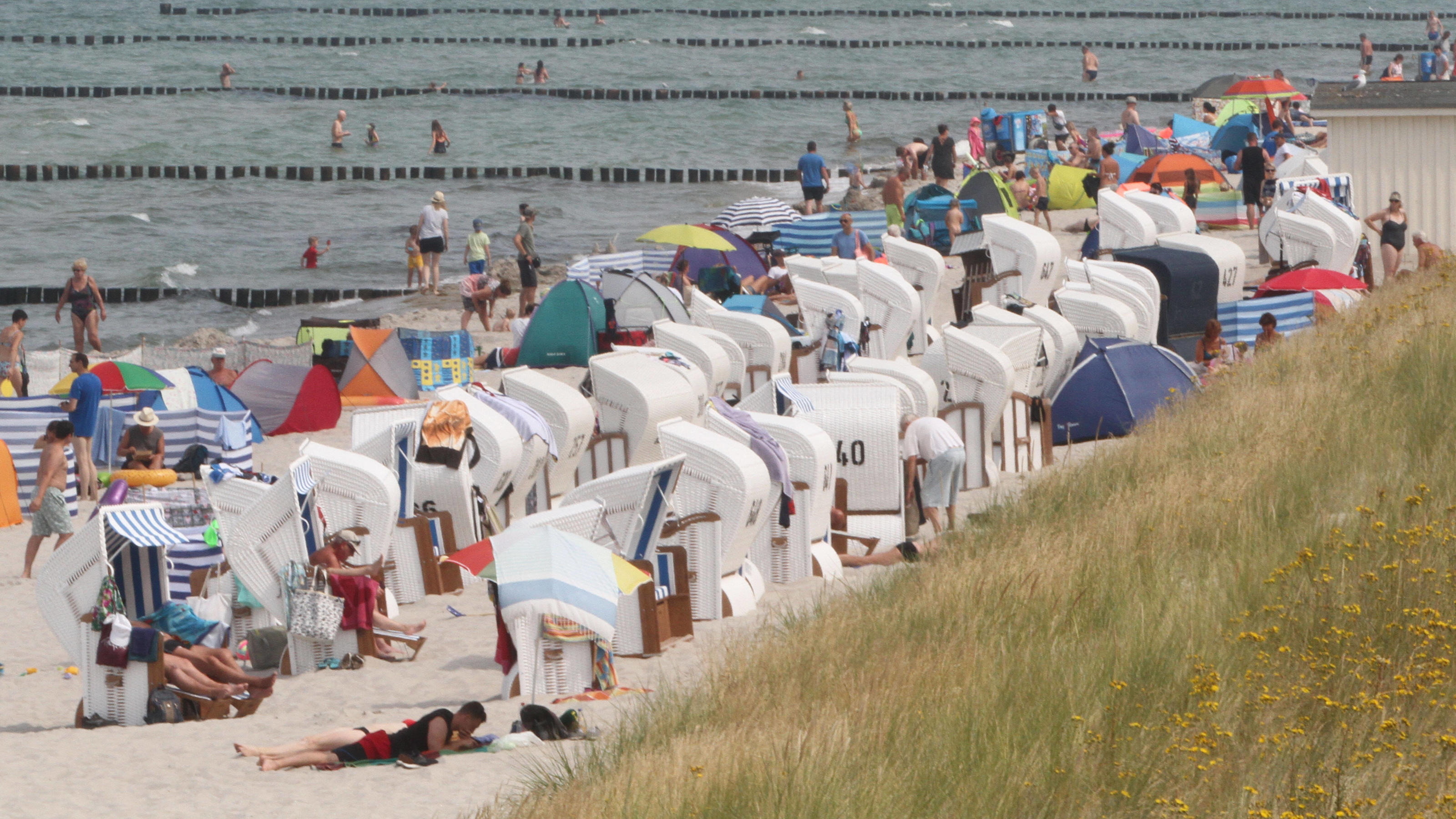 7-Tage-Inzidenz: Alle Bundesländer unter der Freiheits-Grenze von 35 Blick am Sonntag 09.08.2020 in Zingst Landkreis Vorpommern Rügen auf feinenSandstrand. Das hochsommerliche Wetter lockte am Wochenende wieder zahlreiche Touristen und Einheimische an die Strände entlang der mecklenburgischen Ostseeküste. Ein Anziehu