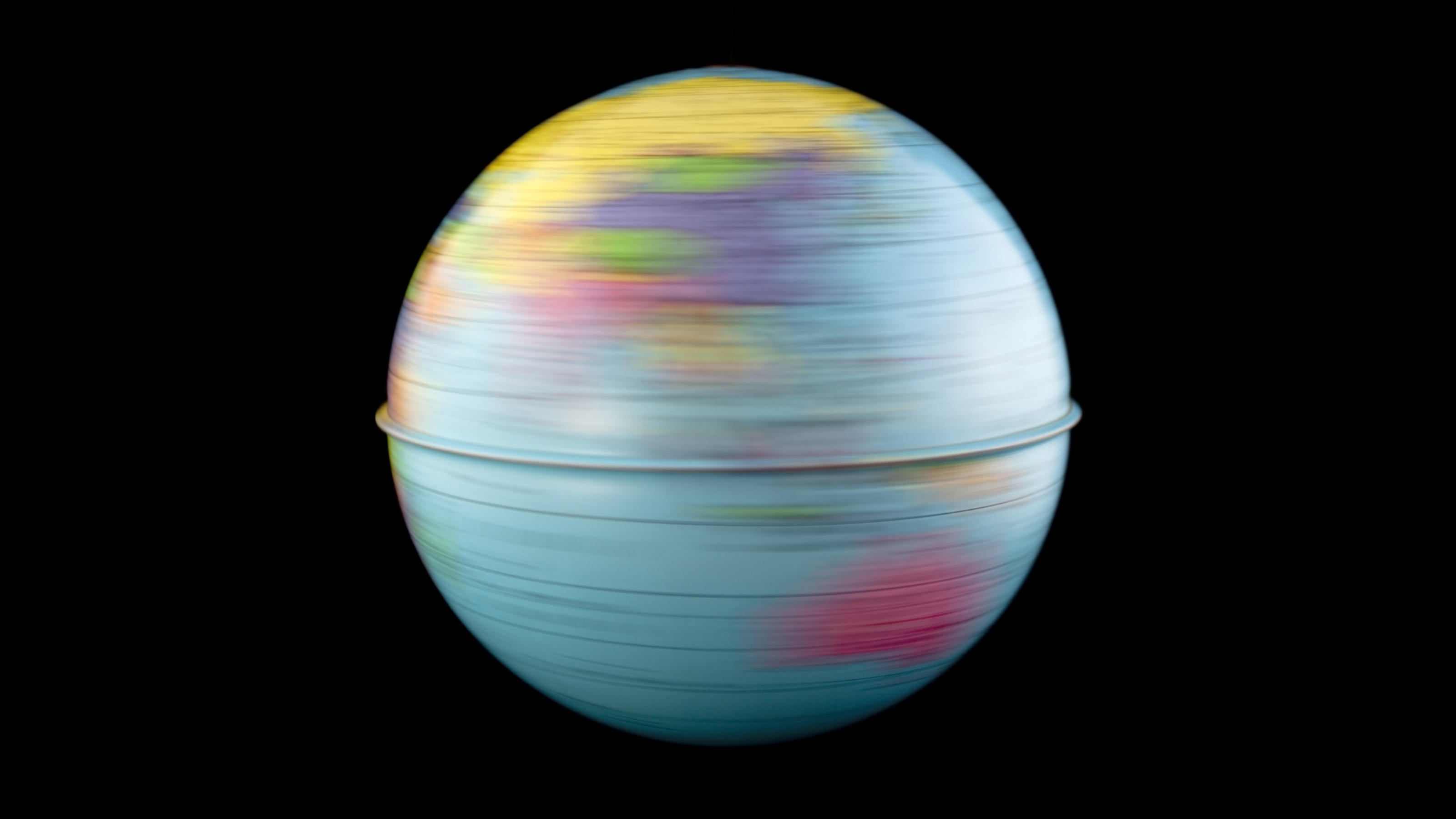 Hat fallendes Herbstlaub einen Einfluss auf die Erdrotation? Zentrifugalkraft, Erdrotation, Erdgravitation, Globus, Weltkugel