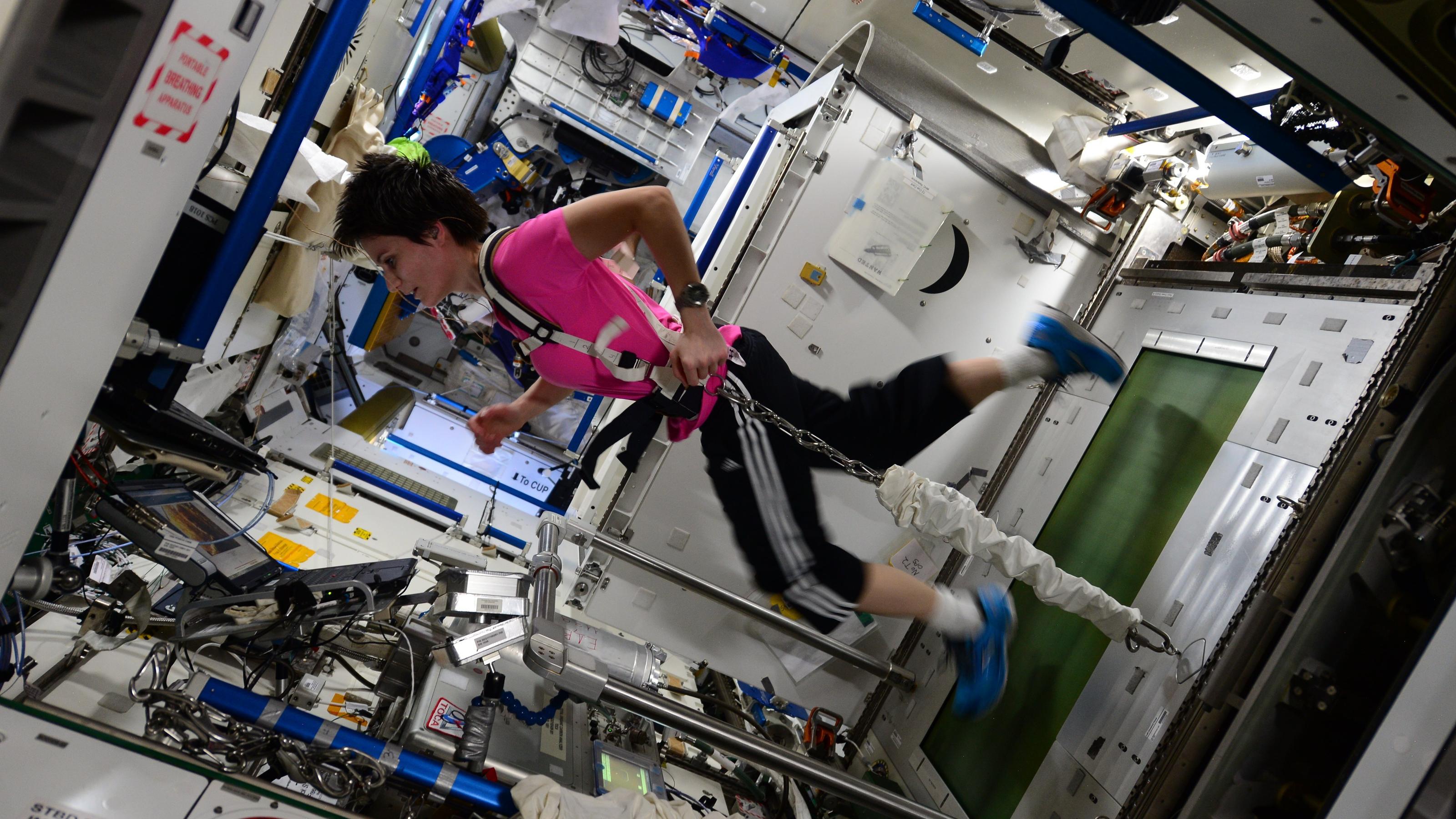 Mit Astronauten-Würmern gegen den Muskelschwund im Weltall Astronautin Samantha Cristoforetti trainiert auf dem Laufband in der Raumstation, um im All fit zu bleiben.