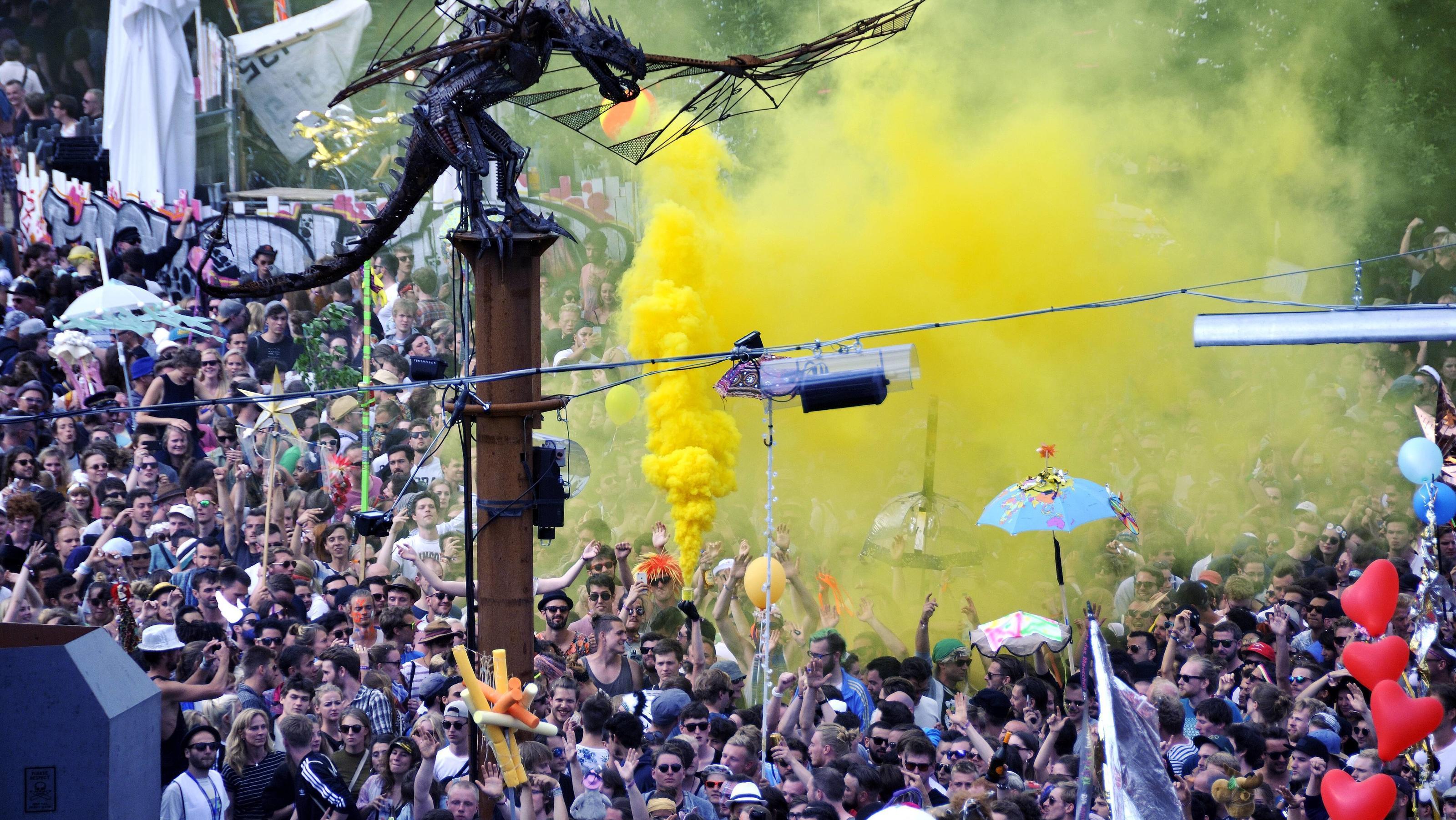 Donnerstag 18 Uhr, Eröffnung der Turmbühne. Das Fusion Festival in Lärz 2016 mit rund 70.000 Besuchern vom 29.06. 2016 bis zum 03.07.2016. Das Programm umfasst fast den gesamten elektronischer Musik. Geboten wird aber auch diverse andere Live-Musik