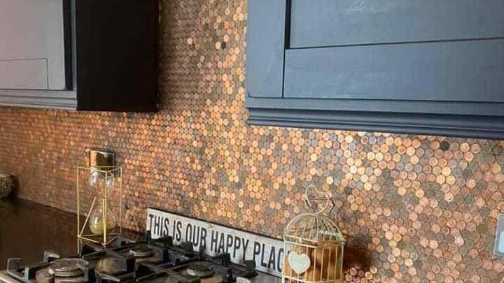 Skurriler Interieur-Hack: Pimp my Küche mit 1-Cent-Stücken Küchenwand ist mit 1-Cent-Stücken beklebt