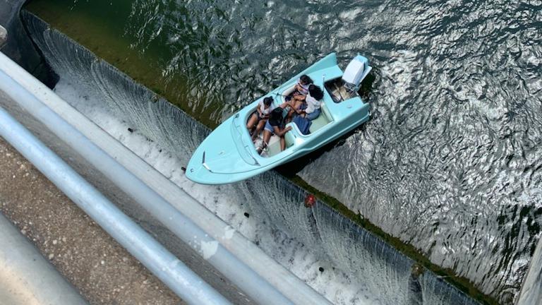 Sie hingen schon über dem Abgrund: Vier Bootsfahrer gerettet HANDOUT - 11.06.2021, USA, Austin: Ein Boot mit vier Insassen hängt am Longhorn-Damm über dem Abgrund. Das Boot sei zu nah an eine der Schleusen herangefahren und habe sich aus eigener Kraft nicht aus der Notlage befreien können. Die Insassen konnte
