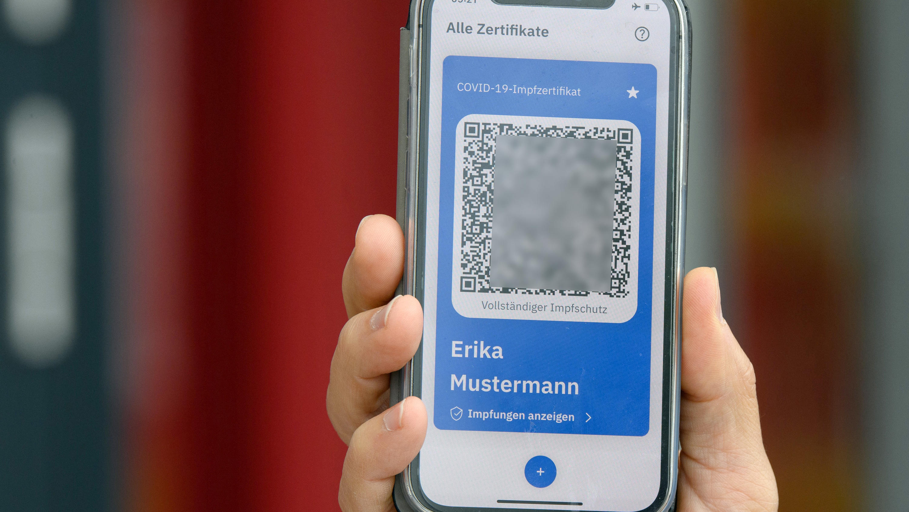 Digitaler Impfpass: 27.05.2021, Brandenburg, Potsdam: Holger Rostek, stellvertretender Vorsitzender der Brandenburger Kassenärztlichen Vereinigung (KVBB), zeigt während eines Pressetermins im Impfzentrum Babelsberg in der Metropolishalle den Digitalen Impfpass. In ausge