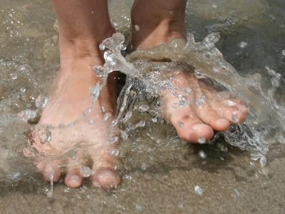 Rat vom TÜV-Experten: Was hilft bei großer Hitze am Arbeitsplatz Ihre Füsse erfrischt eine junge Frau am Donnerstag (26.07.2007) im kühlen Nass des Rheins am Kasteler-Strand in Mainz. Bei Temperaturen um die 25 Grad soll es auch in den kommenden Tagen sommerlich warm bleiben. Foto: Salome Kegler dpa/lrs +++(c) dpa
