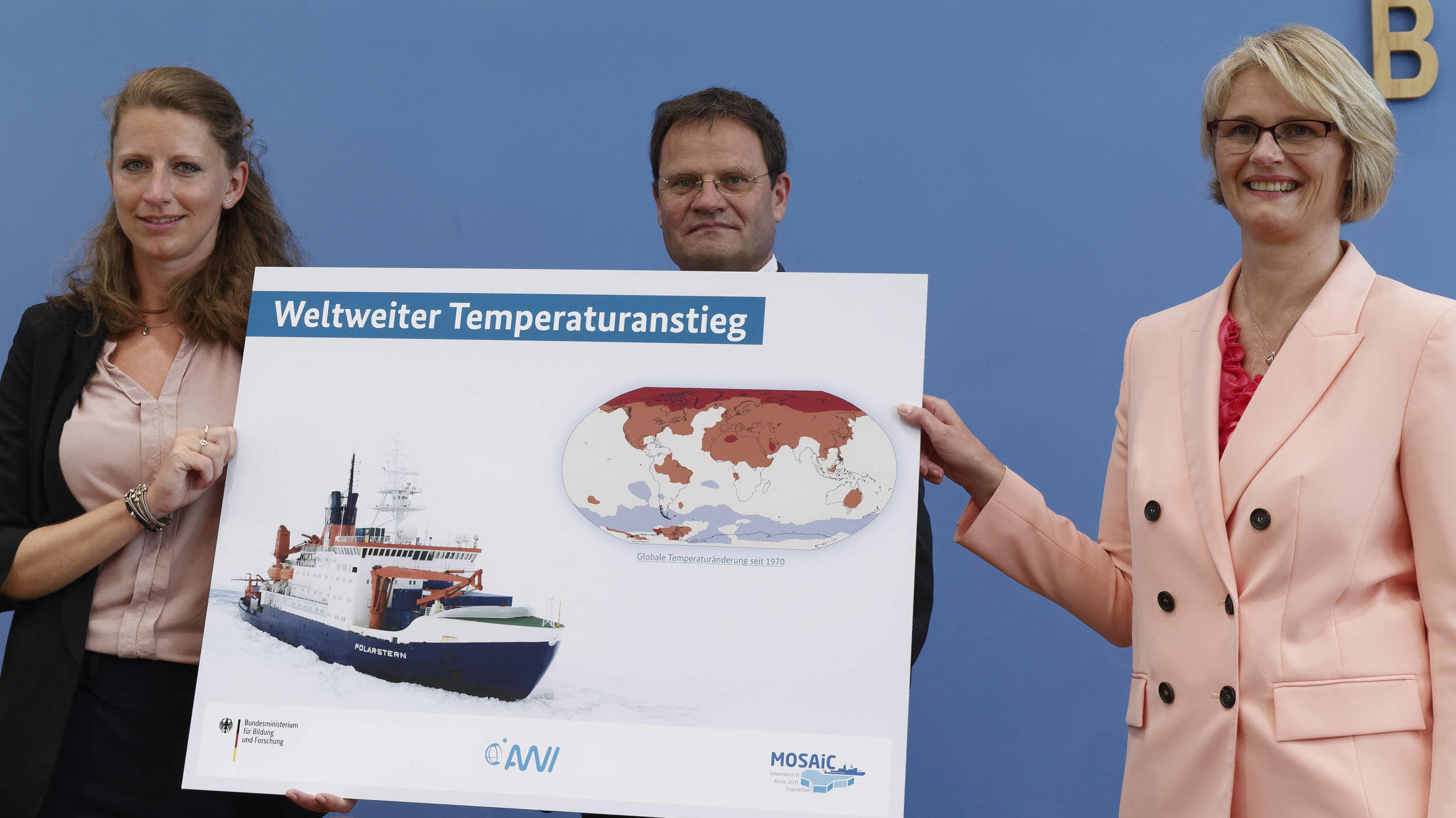 Arktis-Forscher der Polarstern schlagen Alarm Anja Karliczek Markus Rex Stefanie Arndt 2021-06-15 Deutschland, Berlin - Bundespressekonferenz: Anja Karliczek CDU, Bundesministerin für Bildung und Forschung r., Prof. Dr. Markus Rex, Atmosphärenphysiker und Leiter der Expedition MOSAiC, Alfred