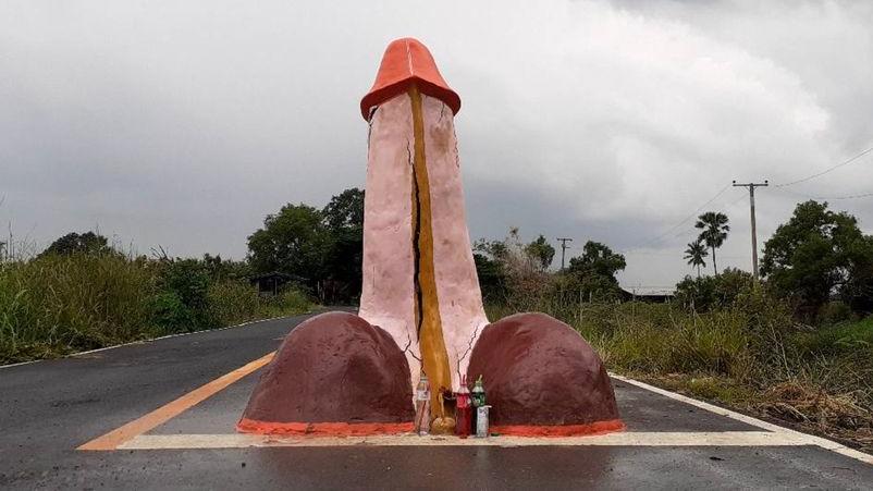 Riesenpenis soll Regen bringen Penisstatue