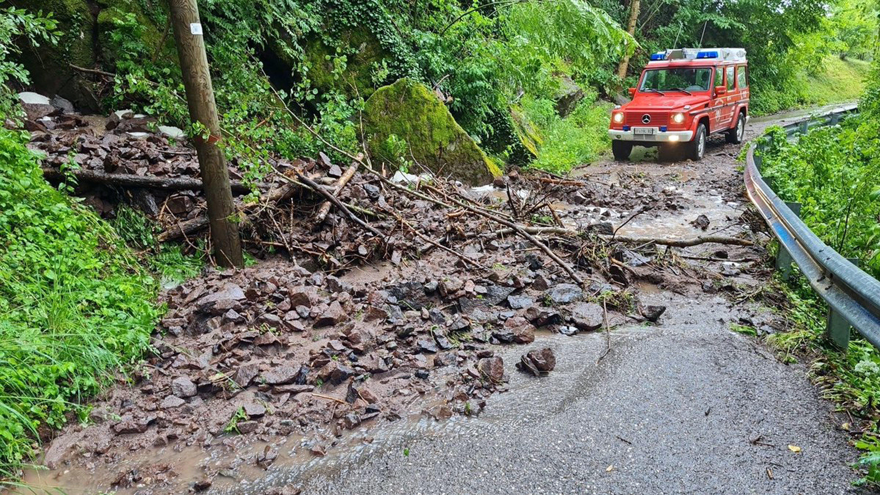 Überschwemmungen und Erdrutsche nach Unwettern in Südtirol Italien, Bozen: Ein Feuerwehrwagen ist im Bezirk Bozen ist wegen Überschwemmungen, Murenabgängen und Erdrutschen im Einsatz. Schwere Unwetter, Überschwemmungen und Erdrutsche ha