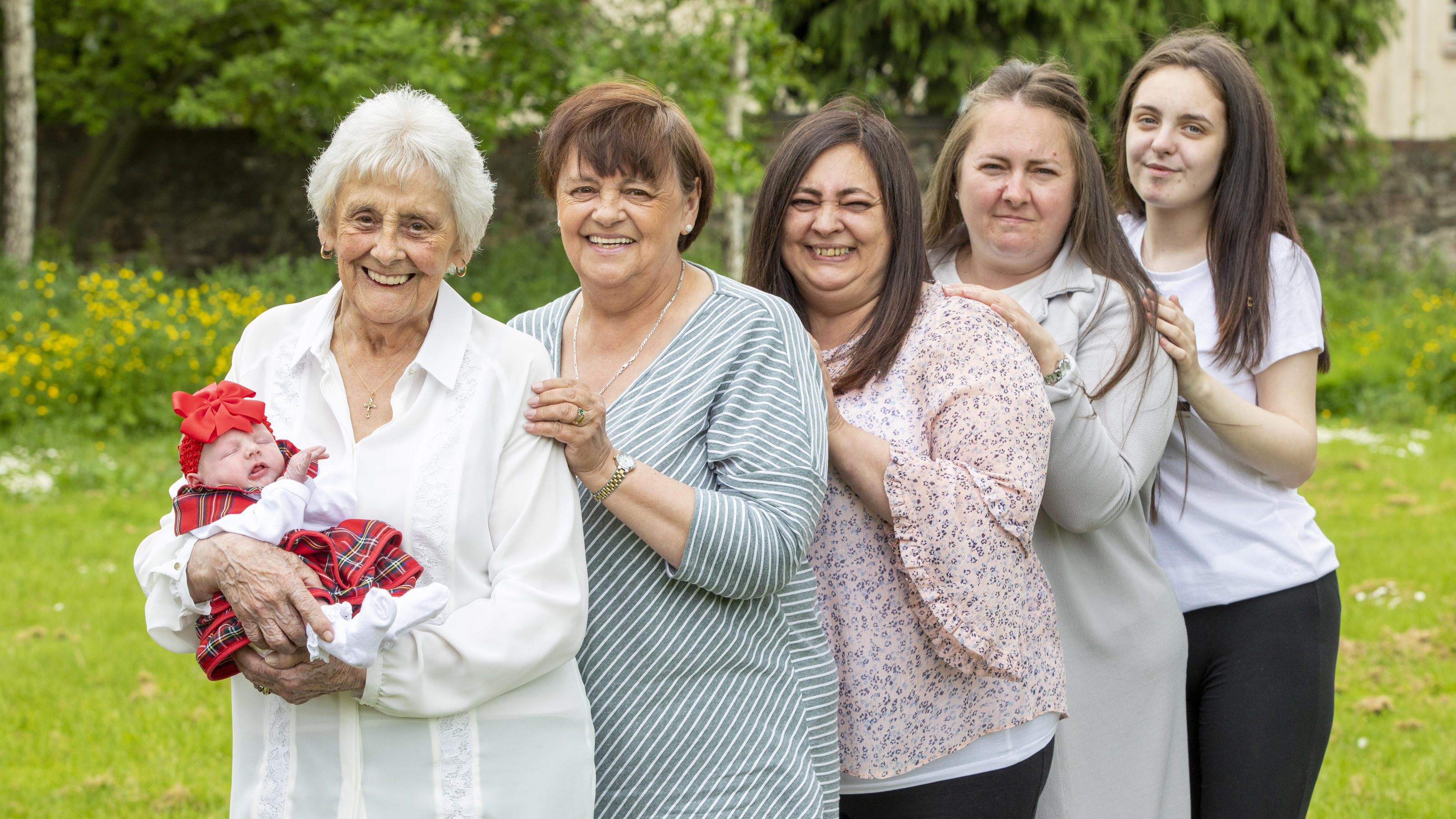 Mary (86) hat 90 Enkelkinder! Sechs Generationen einer Familie stehen hintereinander.
