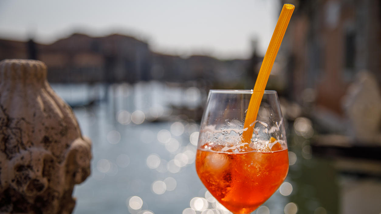 Essbare Trinkhalme im Test: Stabil UND lecker? Roter Aperitif mit Nudel als Strohhalm