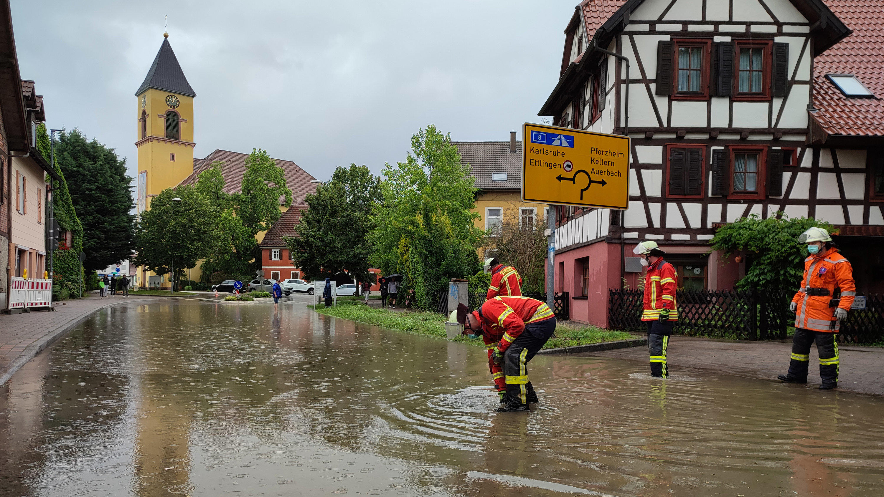 Überall Hitzewellen, nur bei uns kaum Sommer - warum? Unwetter in Baden-Württemberg