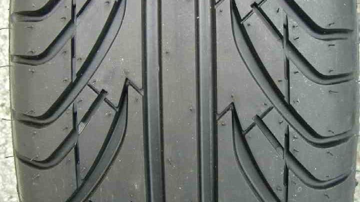 Mit dem Starkregen steigt die Gefahr von Aquaplaning reifenprofil, Aquaplaning, Wasserglätte,