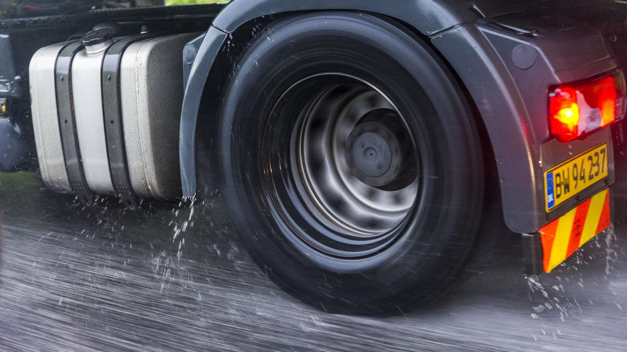 Mit dem Starkregen steigt die Gefahr von Aquaplaning Aquaplaning: Diese Tipps helfen, um das Auto vorm Ausbrechen zu bewahren.