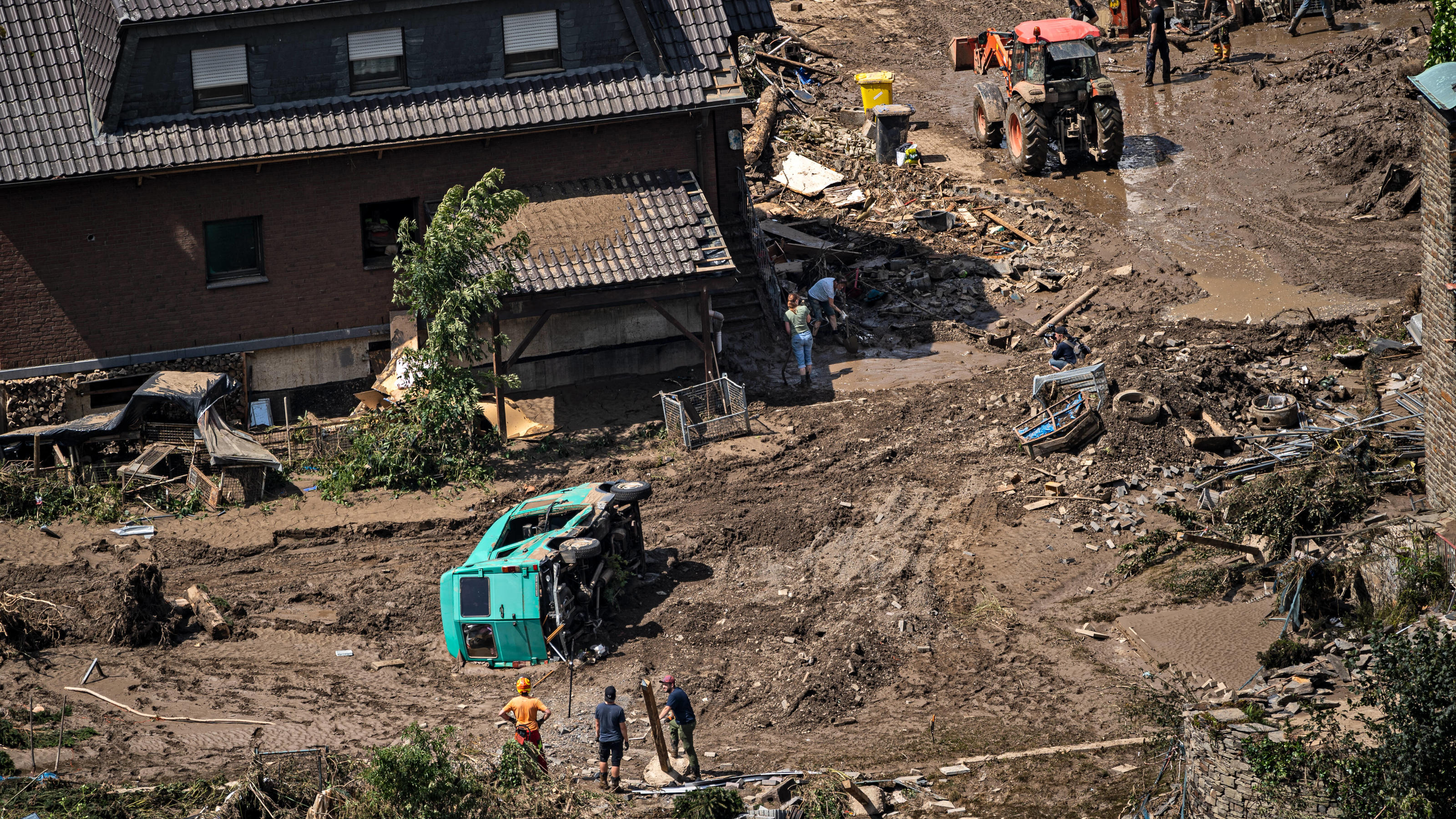 Kinder von heute werden bis zu siebenmal mehr Extremwetter erleben als ihre Großeltern Aufräumarbeiten nach dem Hochwasser Einwohner und Hilfskräfte bei Aufräumarbeiten in der Stadt Marienthal. Am 14.07.2021 kam es im Landkreis Ahrweiler zu starken Überflutungen durch Starkregen.