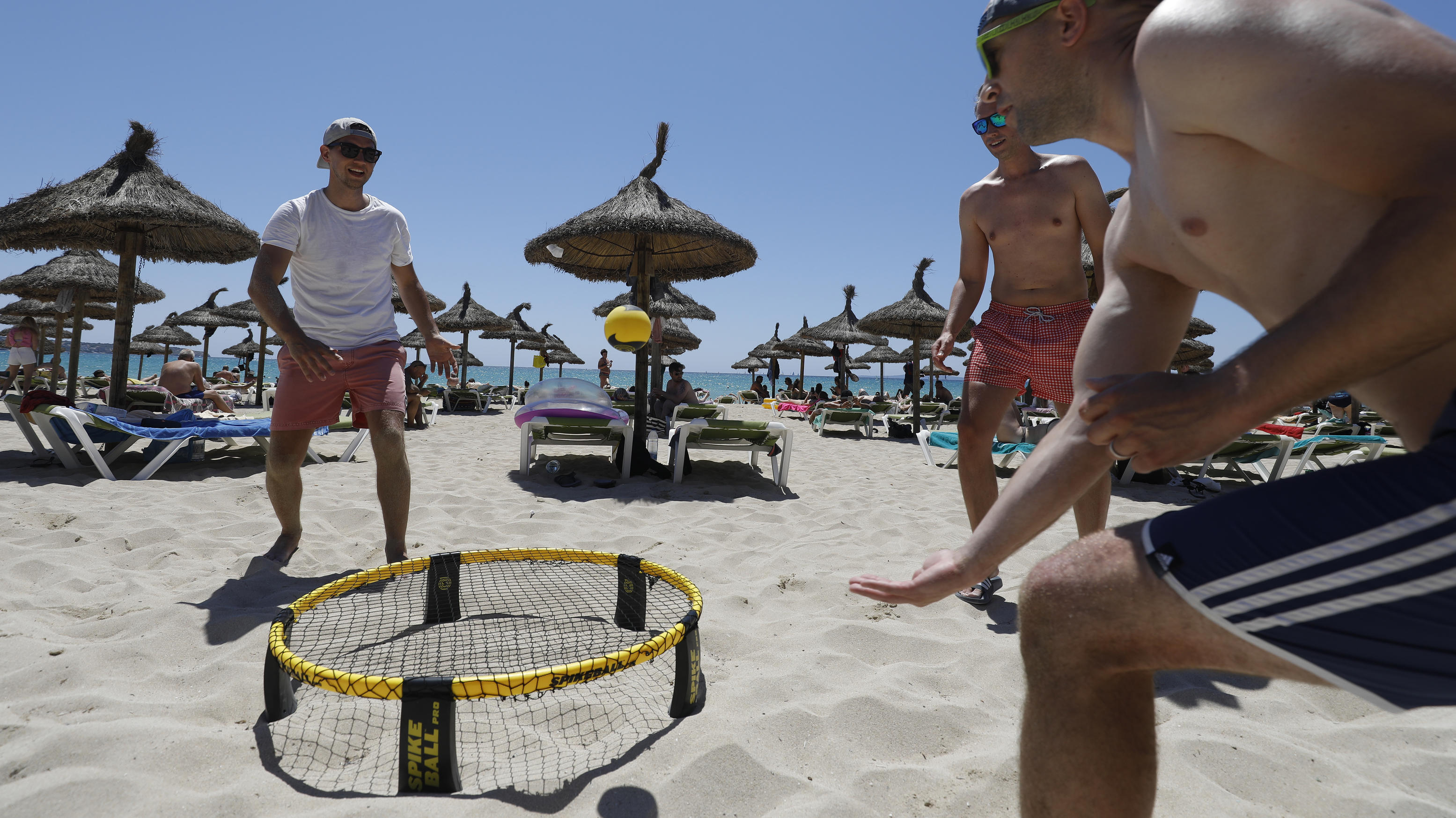 Spikeball-Hype am Strand und im Park: So geht der Fun-Sport Männer spielen Spikeball