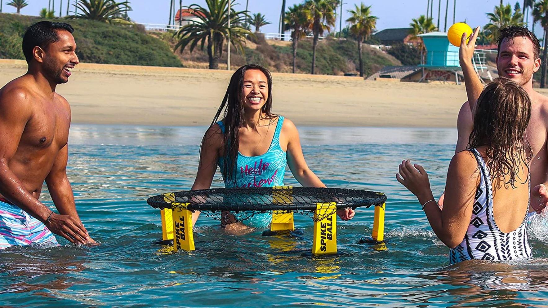 Spikeball-Hype am Strand und im Park: So geht der Fun-Sport Menschen spielen Spikeball am Strand
