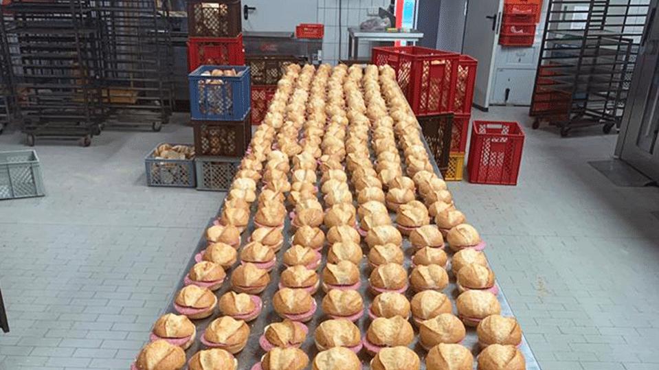 Eifel-Bäckerei verdreifacht Produktion für Flut-Helfer – und kassiert Anzeige! Aktuell produziert die Bäckerei von Jürgen Schillinger Brötchen und Brote für die Helfer des Hochwassers.