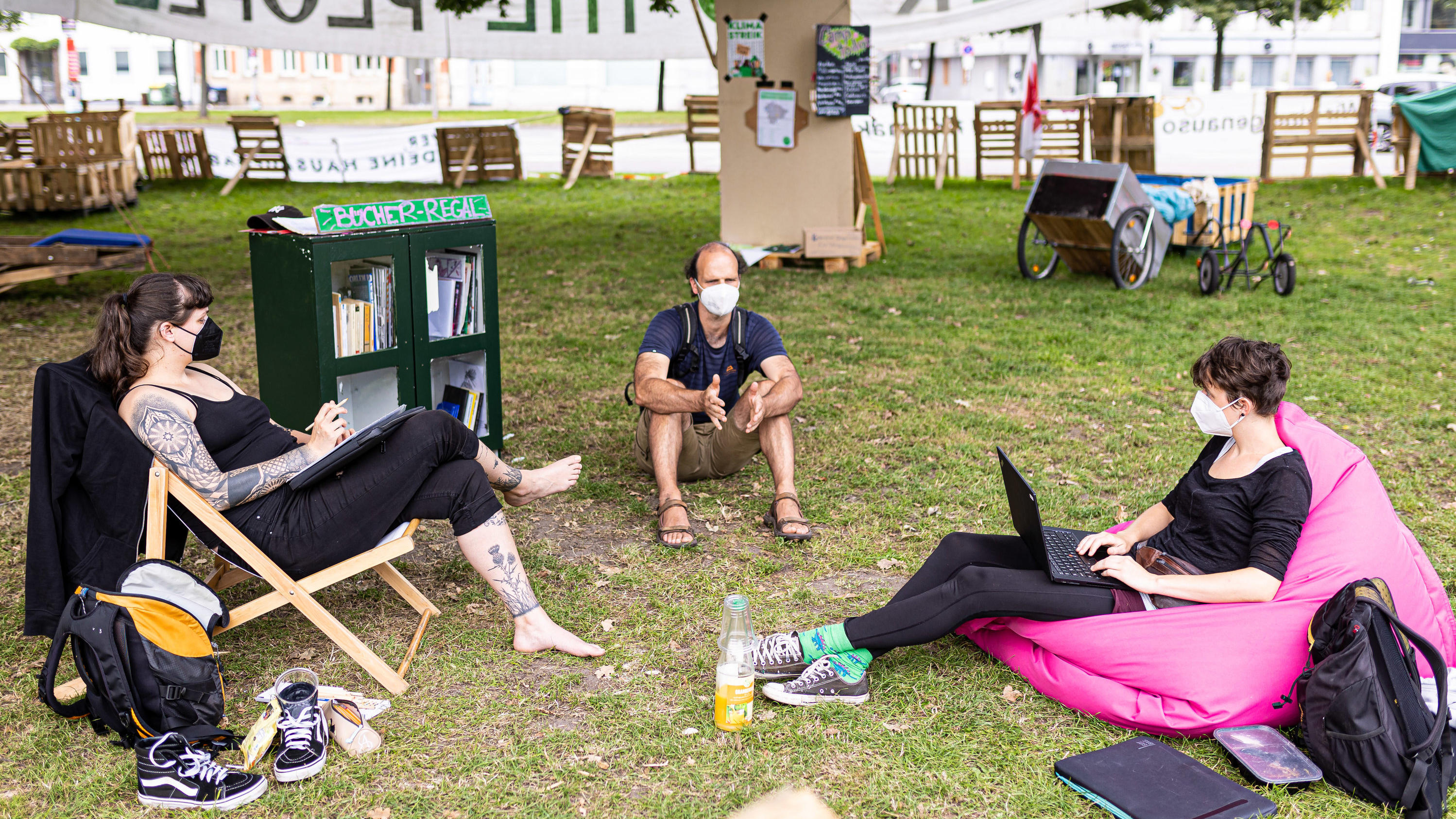 Bis 2035 wollen sie bleiben: Klimacamp am Rathaus Hannover 21.07.2021, Niedersachsen, Hannover: Teilnehmer vom Protestcamp der Bewegung «Fridays for Future» im Maschpark unterhalten sich. Die Umweltaktivisten fordern mehr Einsatz für den Klimaschutz. Foto: Moritz Frankenberg/dpa +++ dpa-Bildfunk +++
