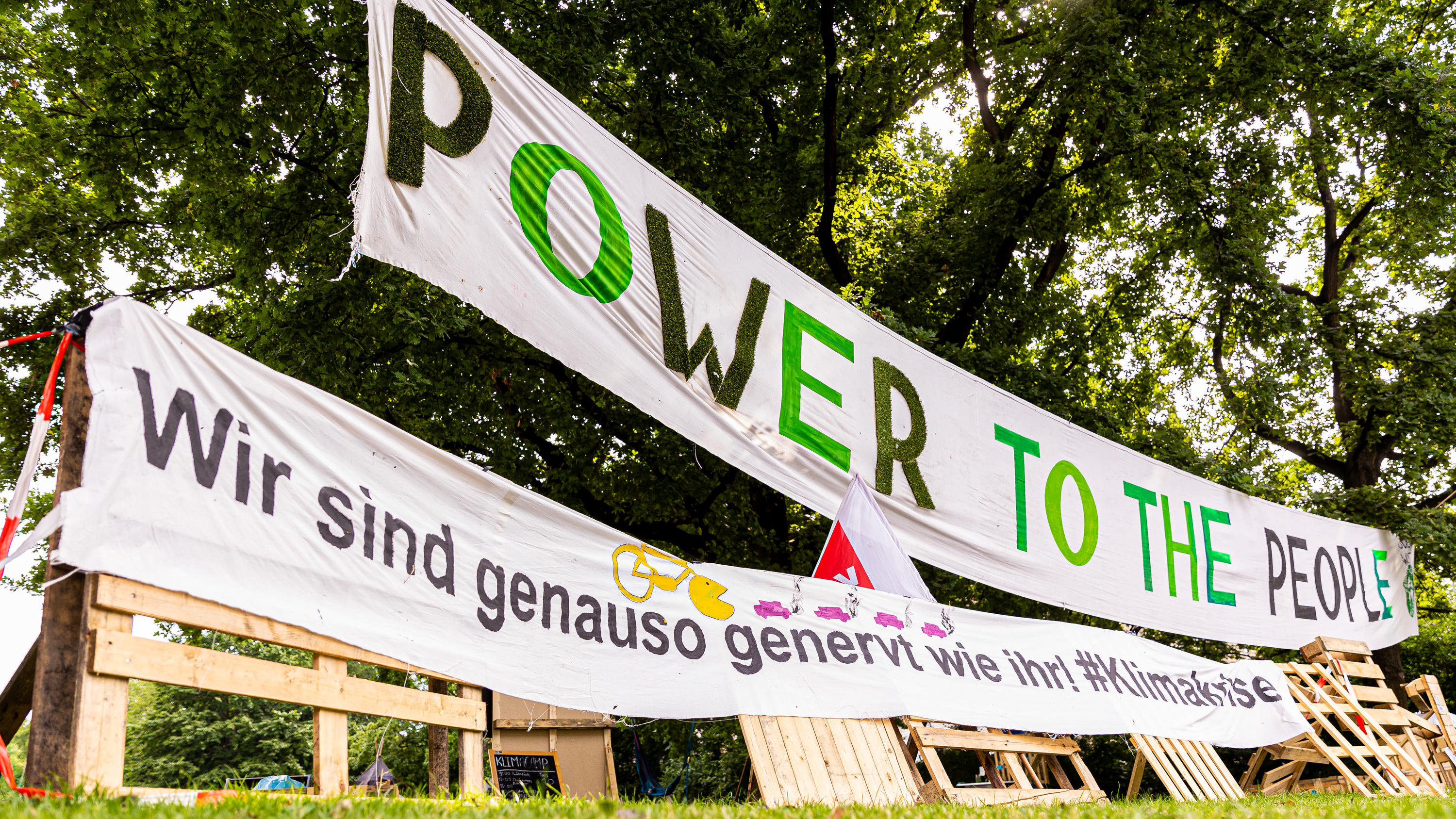 Bis 2035 wollen sie bleiben: Klimacamp am Rathaus Hannover Mit großen Bannern und Plakaten machen die Klimaschützer vor dem Rathaus Hannover auf sich aufmerksam.