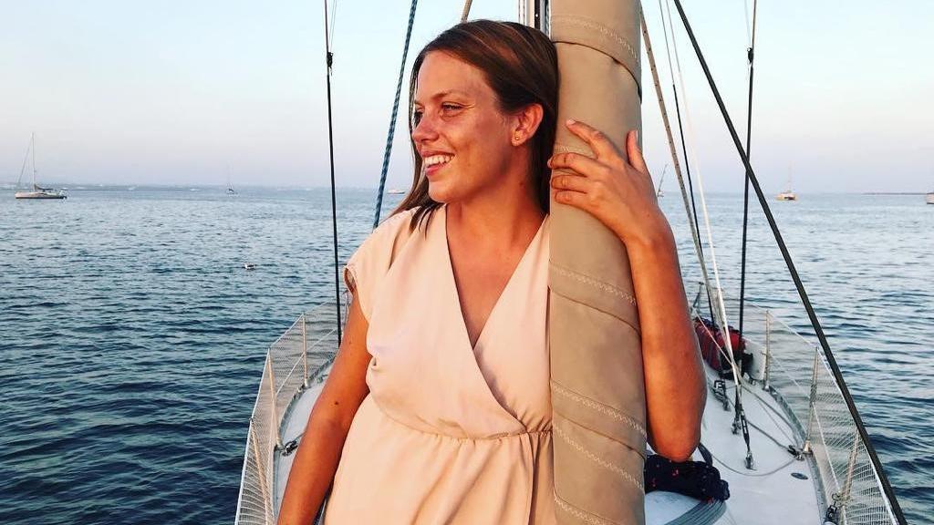 Sie ließ (fast) alles zurück! Berlinerin segelt 3 Jahre lang mit ihrer Hündin durch die Welt Jonna Kilian-Vostell auf ihrem Segelbott - der Tangaroa