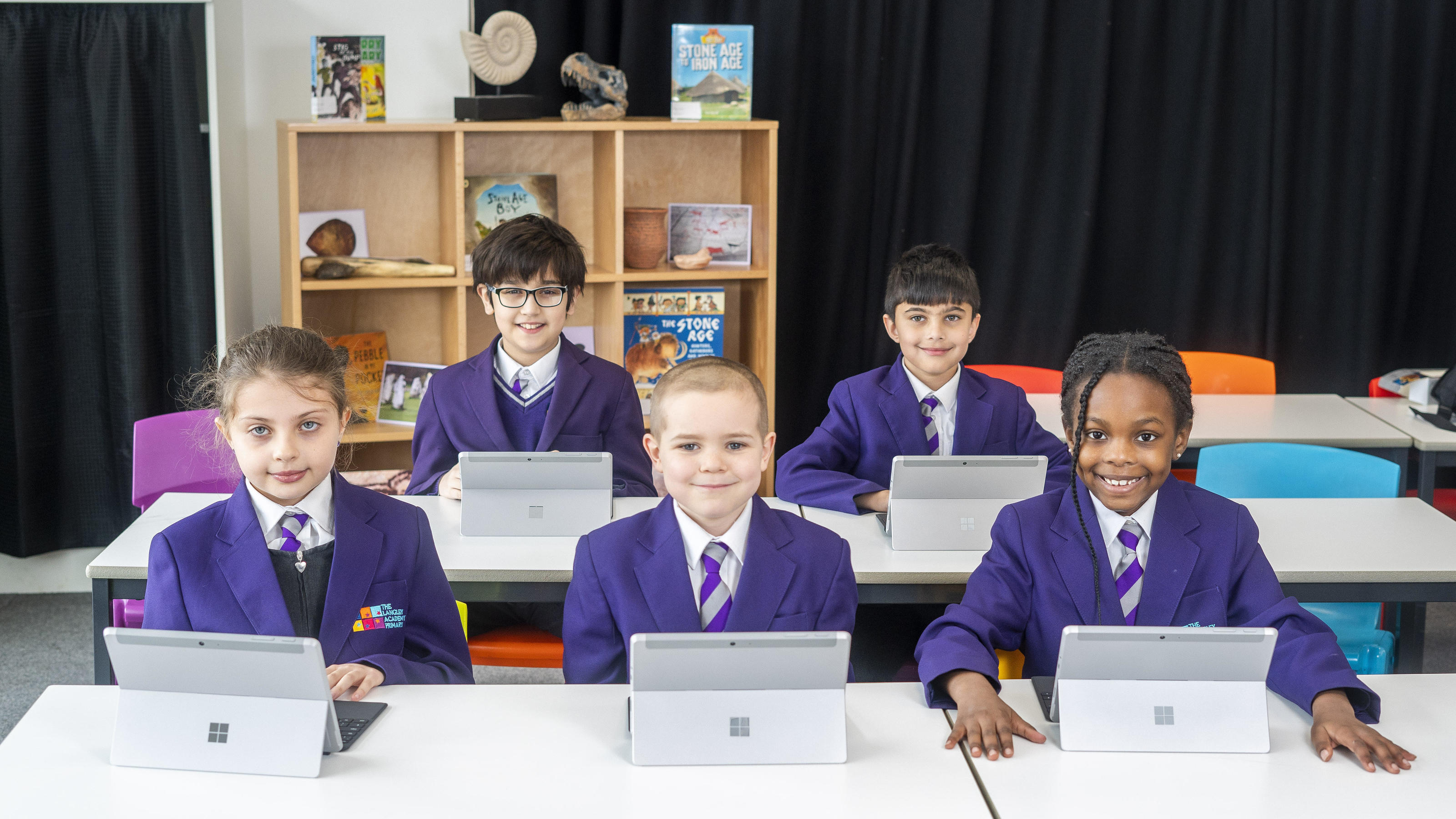 England: Schüler trägt jetzt Röcke - weil Schuluniform keine Shorts erlaubt Kinder in Schuluniform im Klassenraum in England