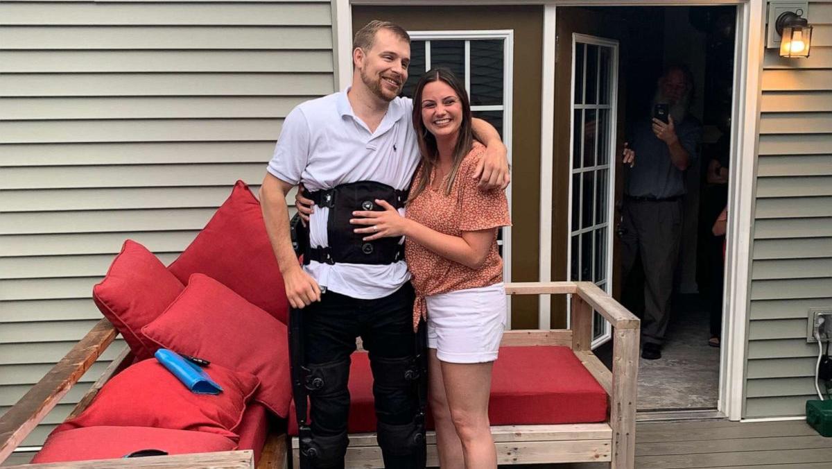 Gelähmter Josh Smith (30) geht für Heiratsantrag auf die Knie Heiratsantrag Exoskelett