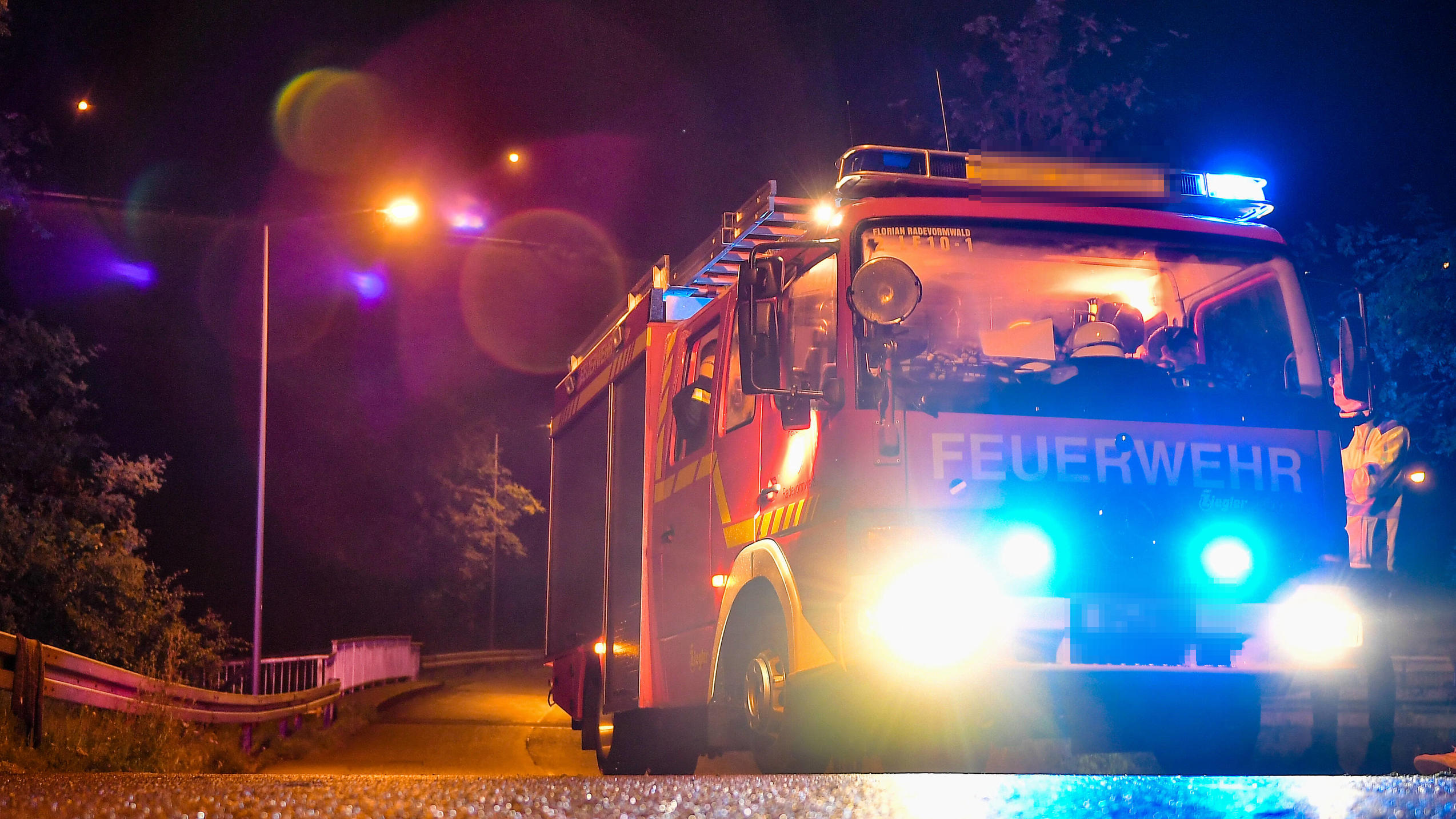 Starkregen in Sachsen: Mann stirbt durch Stromschlag Unwetter in NRW Unwetter in NRW, Nach starken Regenfällen am 14.07.2021 wird in der Nacht zu Donnerstag das Wasser der Wuppertalsperre bei Remscheid / Radevormwald abgelassen, Feuerwehr sichert Gebiet, Remscheid Nordrhein-Westfalen Deutschland *** Th