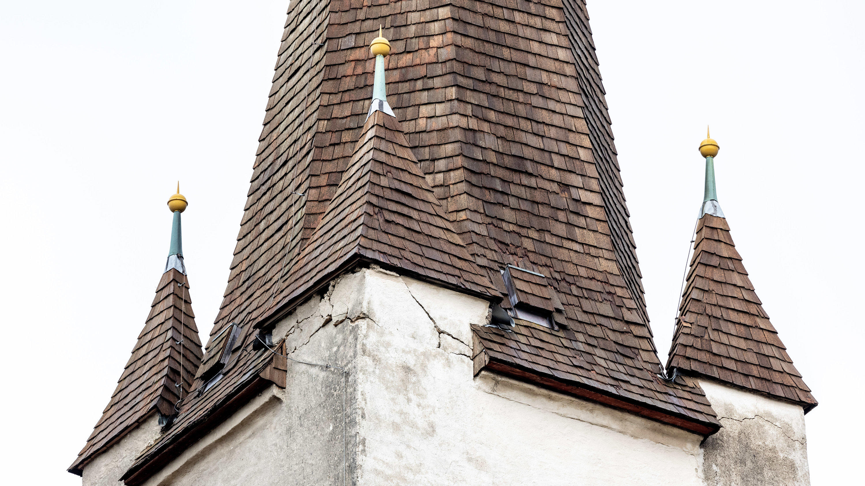 Kleine aber heftige Gewitterzelle bei Rosenheim - Kirchturm in Halfing beschädigt Das Unwetter in Oberbayern beschädigt diesen Kirchturm in Halfing.