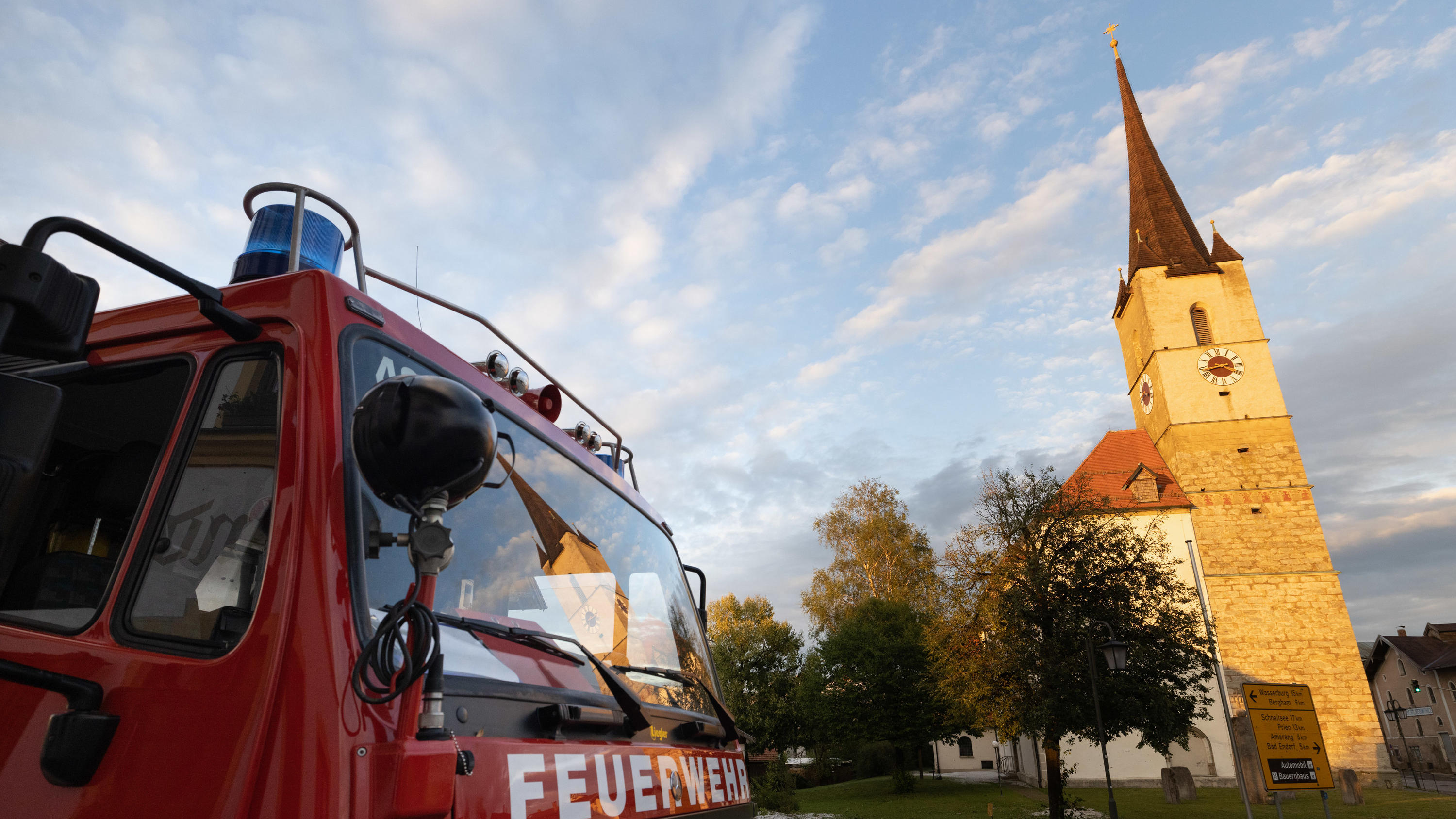 Kleine aber heftige Gewitterzelle bei Rosenheim - Kirchturm in Halfing beschädigt Unwetter im Landkreis Rosenheim