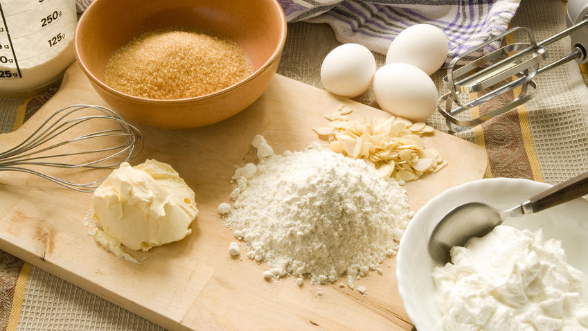 Zutaten abwiegen ohne Waage - so geht's Backzutaten liegen auf der Arbeitsfläche: Eier, Mehl, Zucker, Buttr - alles, was man für einen Kuchen braucht.