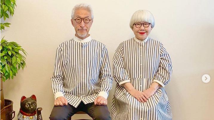 Partnerlook geht gar nicht? Von wegen! Paar mit gestreiftem Hemd und Kleid