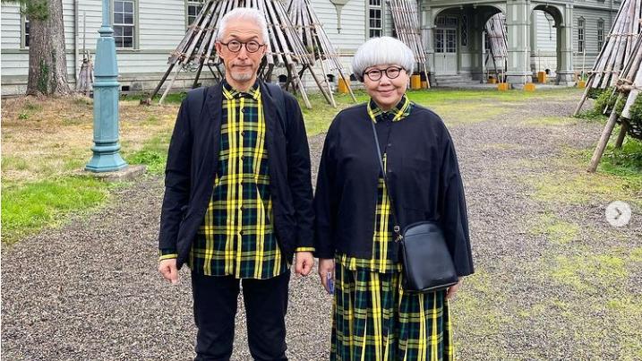 Partnerlook geht gar nicht? Von wegen! Paar mit schwarz gelbem Outfit
