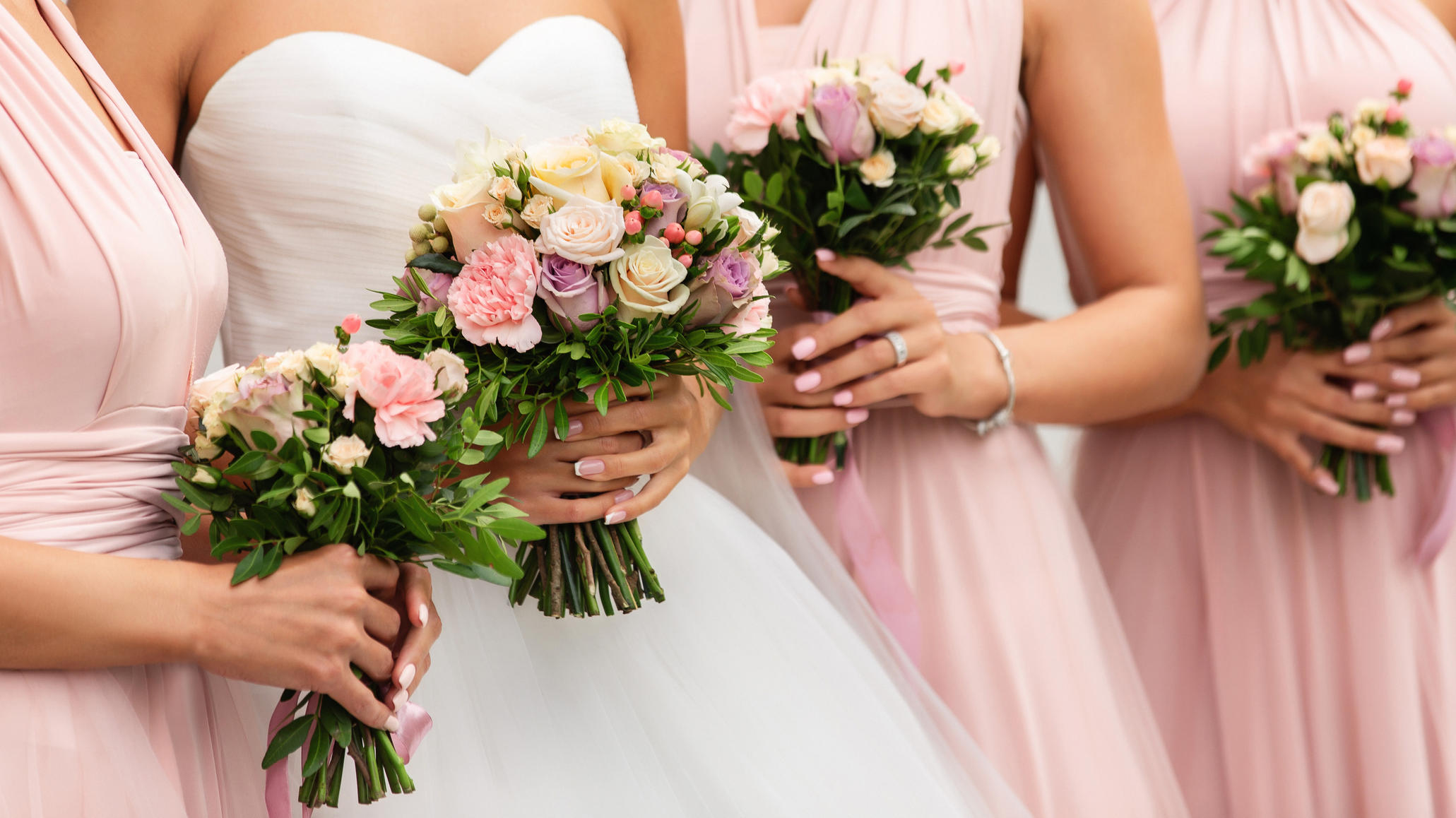 Verstoß gegen Hochzeitsknigge: Schwester von Hochzeitsbildern verbannt Brautgäste in rosa Kleidern, Braut in weiß