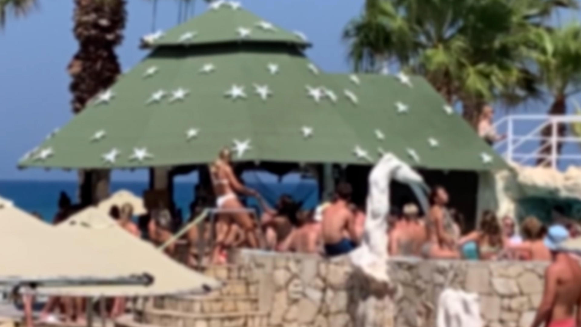 Heimliche Aufnahmen zeigen: So hemmungslos feiern Urlauber auf Kreta Urlauber auf Kreta in einem Pool